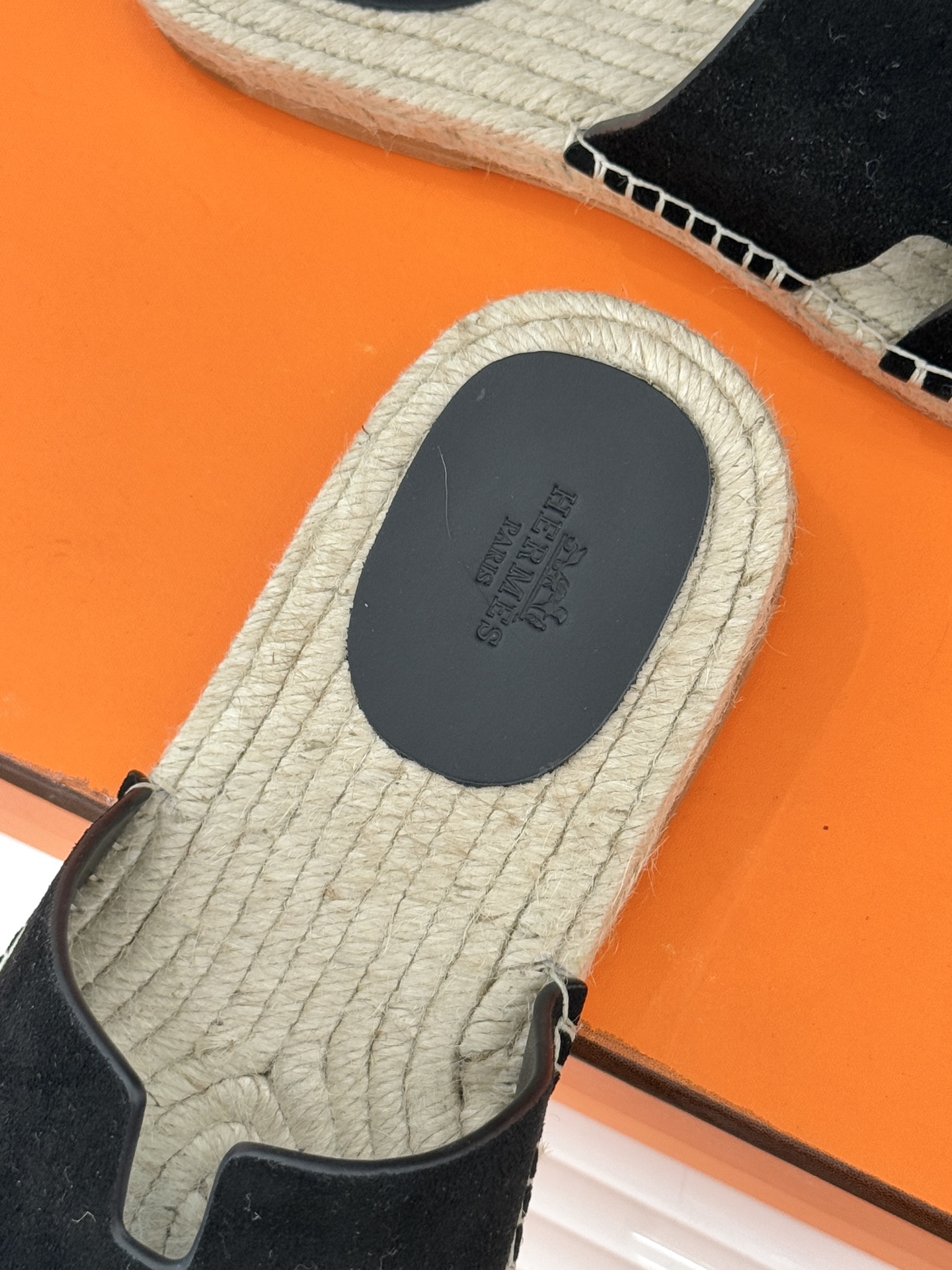 Hermès/爱马仕经典情侣款麻绳底H拖鞋承袭品牌1837年匠艺传承以极简设计诠释永恒优雅。标志性H型镂