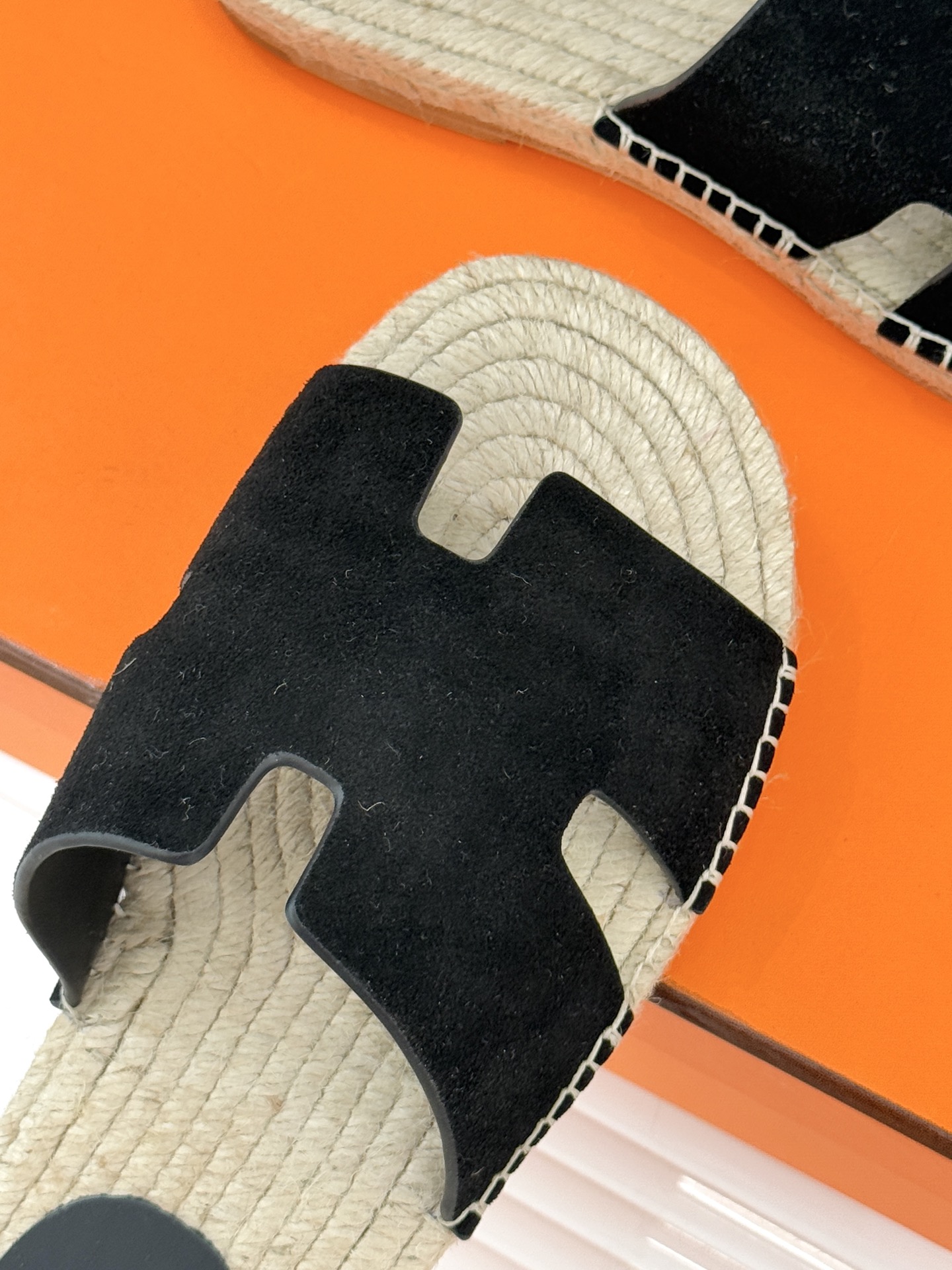 Hermès/爱马仕经典情侣款麻绳底H拖鞋承袭品牌1837年匠艺传承以极简设计诠释永恒优雅。标志性H型镂