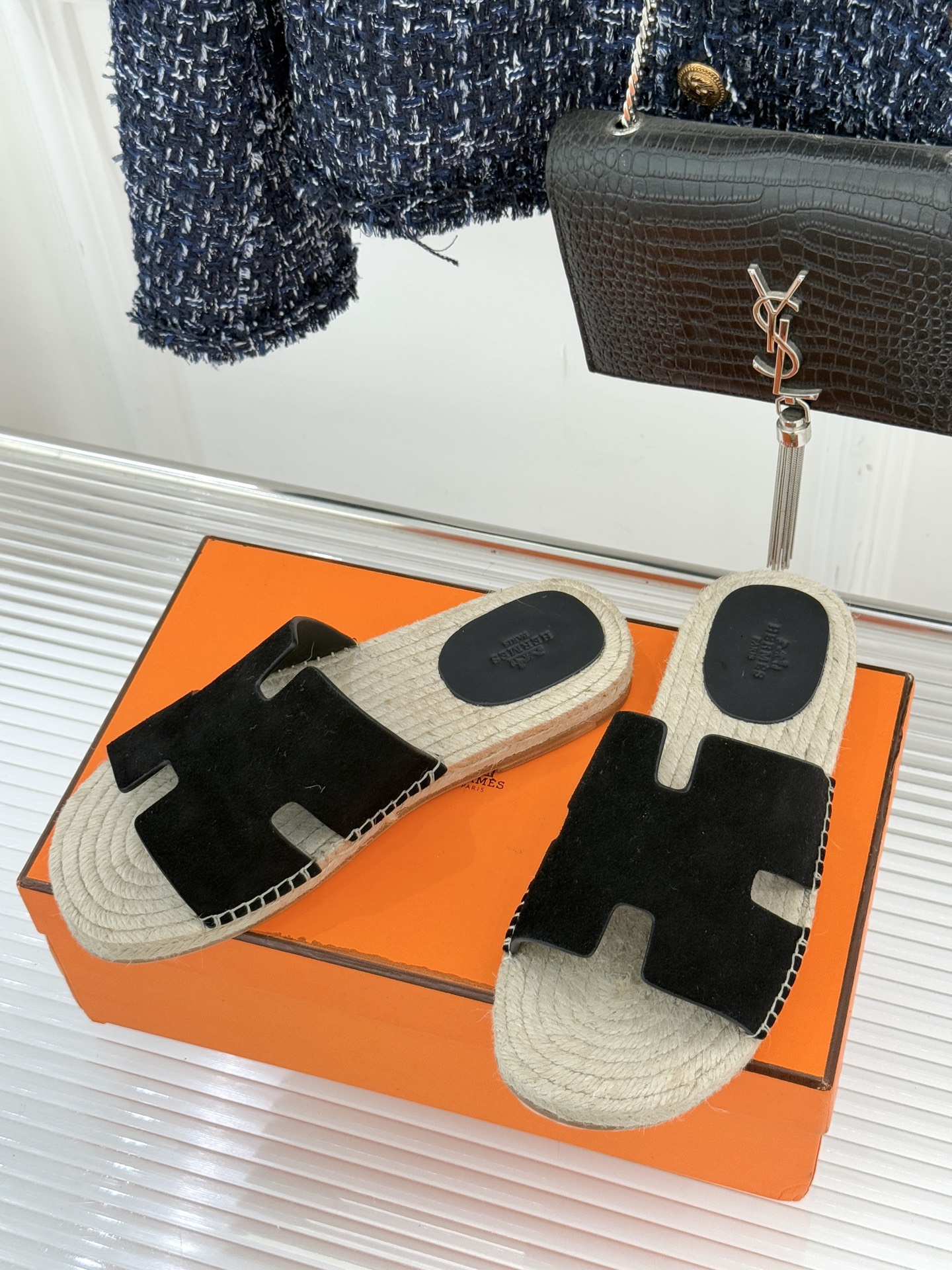 Hermès/爱马仕经典情侣款麻绳底H拖鞋承袭品牌1837年匠艺传承以极简设计诠释永恒优雅。标志性H型镂