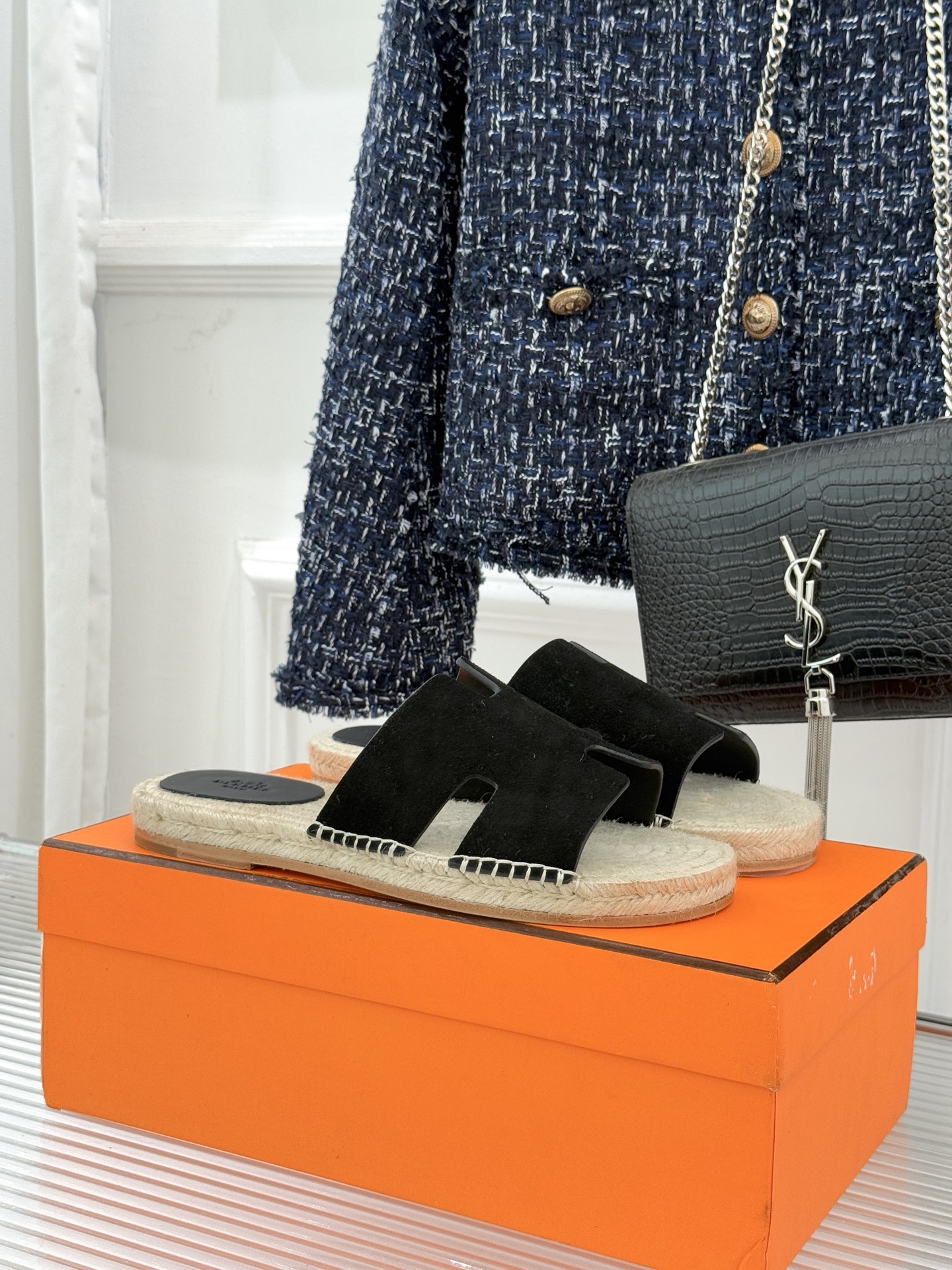 Hermès/爱马仕经典情侣款麻绳底H拖鞋承袭品牌1837年匠艺传承以极简设计诠释永恒优雅。标志性H型镂