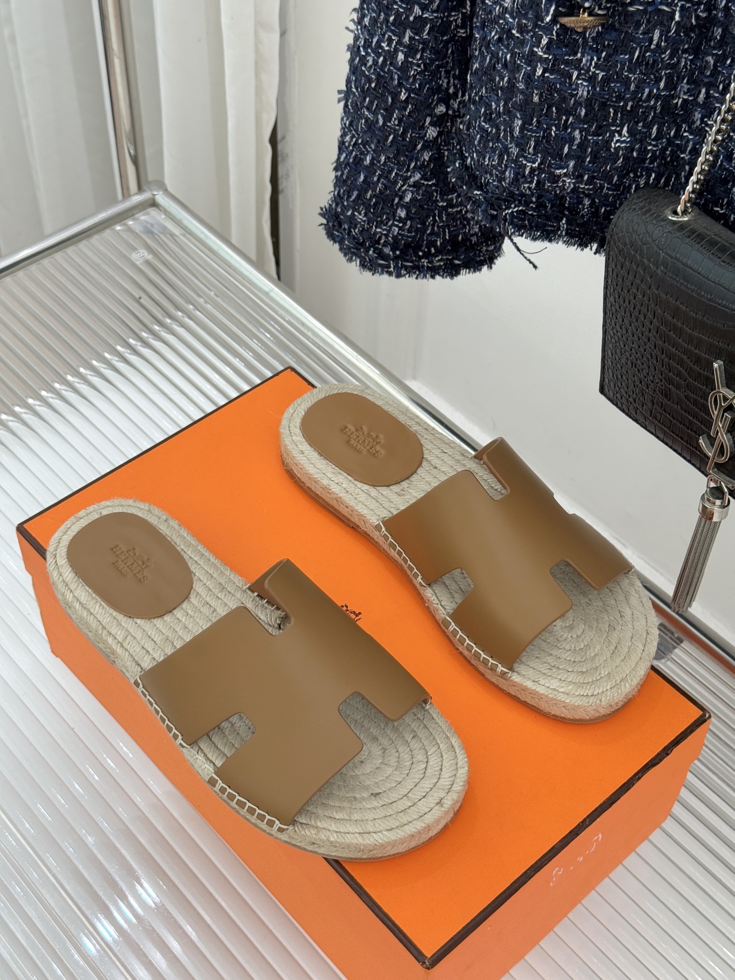 Hermès/爱马仕经典情侣款麻绳底H拖鞋承袭品牌1837年匠艺传承以极简设计诠释永恒优雅。标志性H型镂