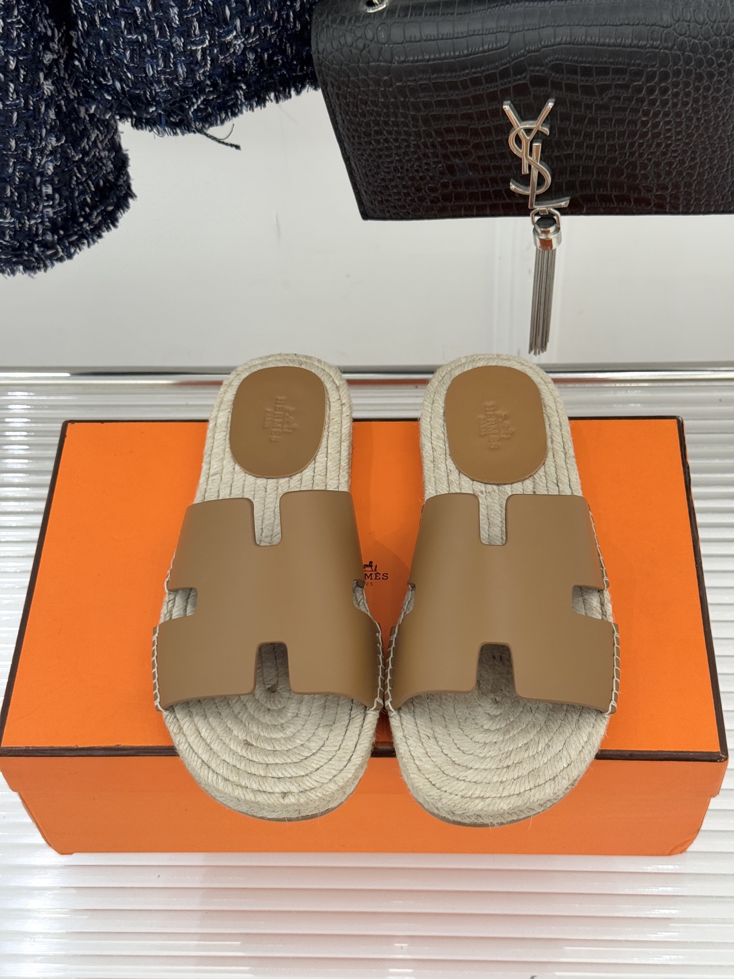 Hermès/爱马仕经典情侣款麻绳底H拖鞋承袭品牌1837年匠艺传承以极简设计诠释永恒优雅。标志性H型镂