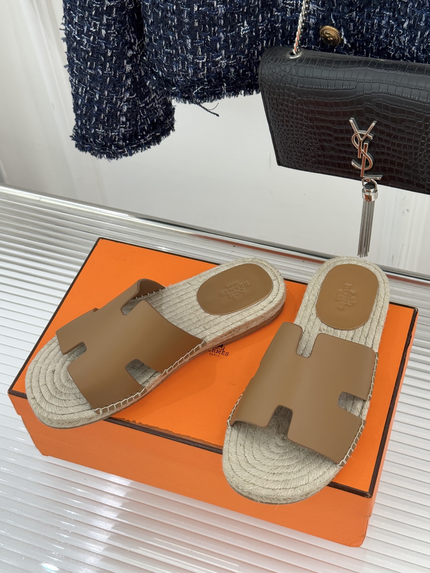 Hermès/爱马仕经典情侣款麻绳底H拖鞋承袭品牌1837年匠艺传承以极简设计诠释永恒优雅。标志性H型镂