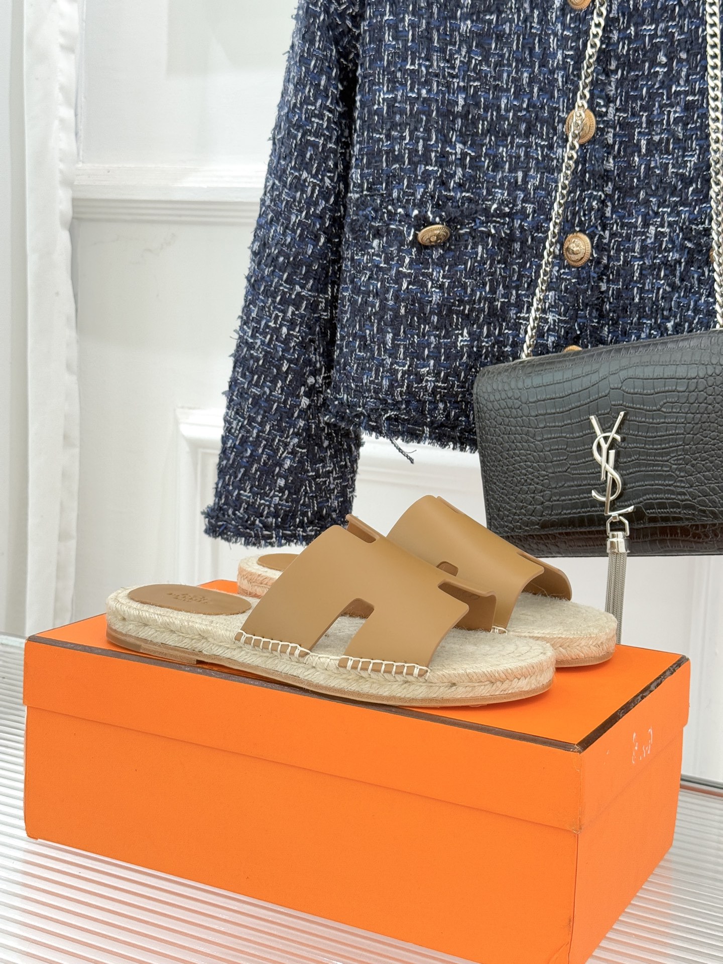 Hermès/爱马仕经典情侣款麻绳底H拖鞋承袭品牌1837年匠艺传承以极简设计诠释永恒优雅。标志性H型镂