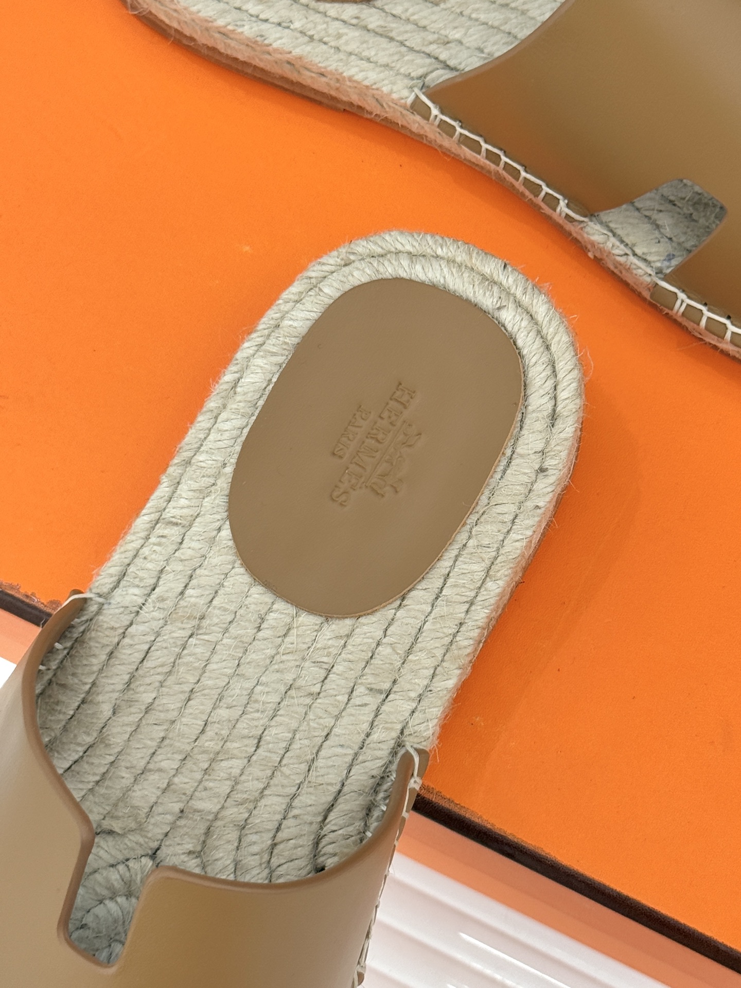 Hermès/爱马仕经典情侣款麻绳底H拖鞋承袭品牌1837年匠艺传承以极简设计诠释永恒优雅。标志性H型镂