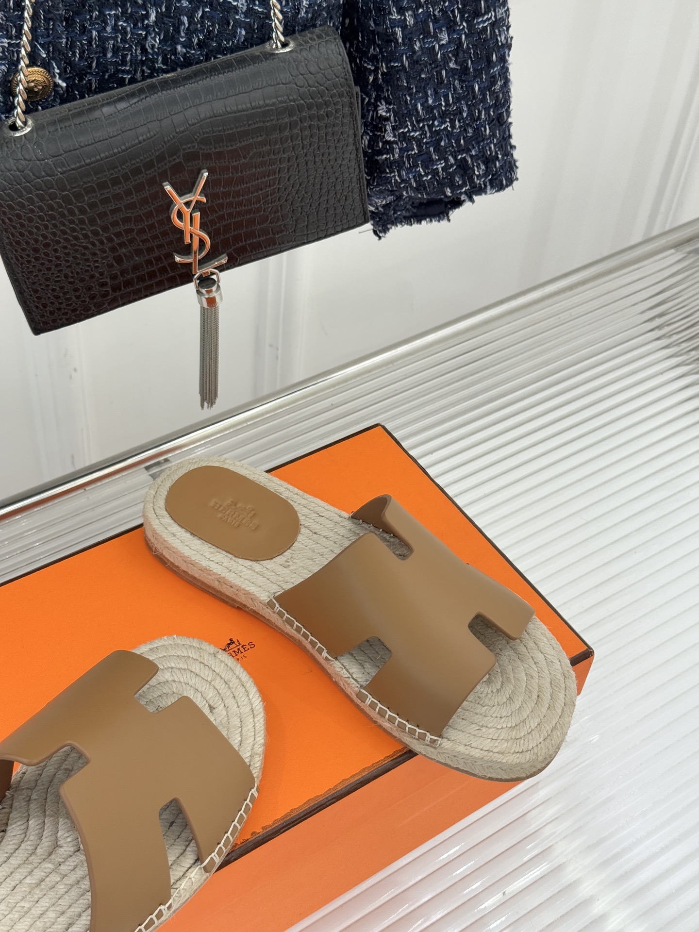 Hermès/爱马仕经典情侣款麻绳底H拖鞋承袭品牌1837年匠艺传承以极简设计诠释永恒优雅。标志性H型镂