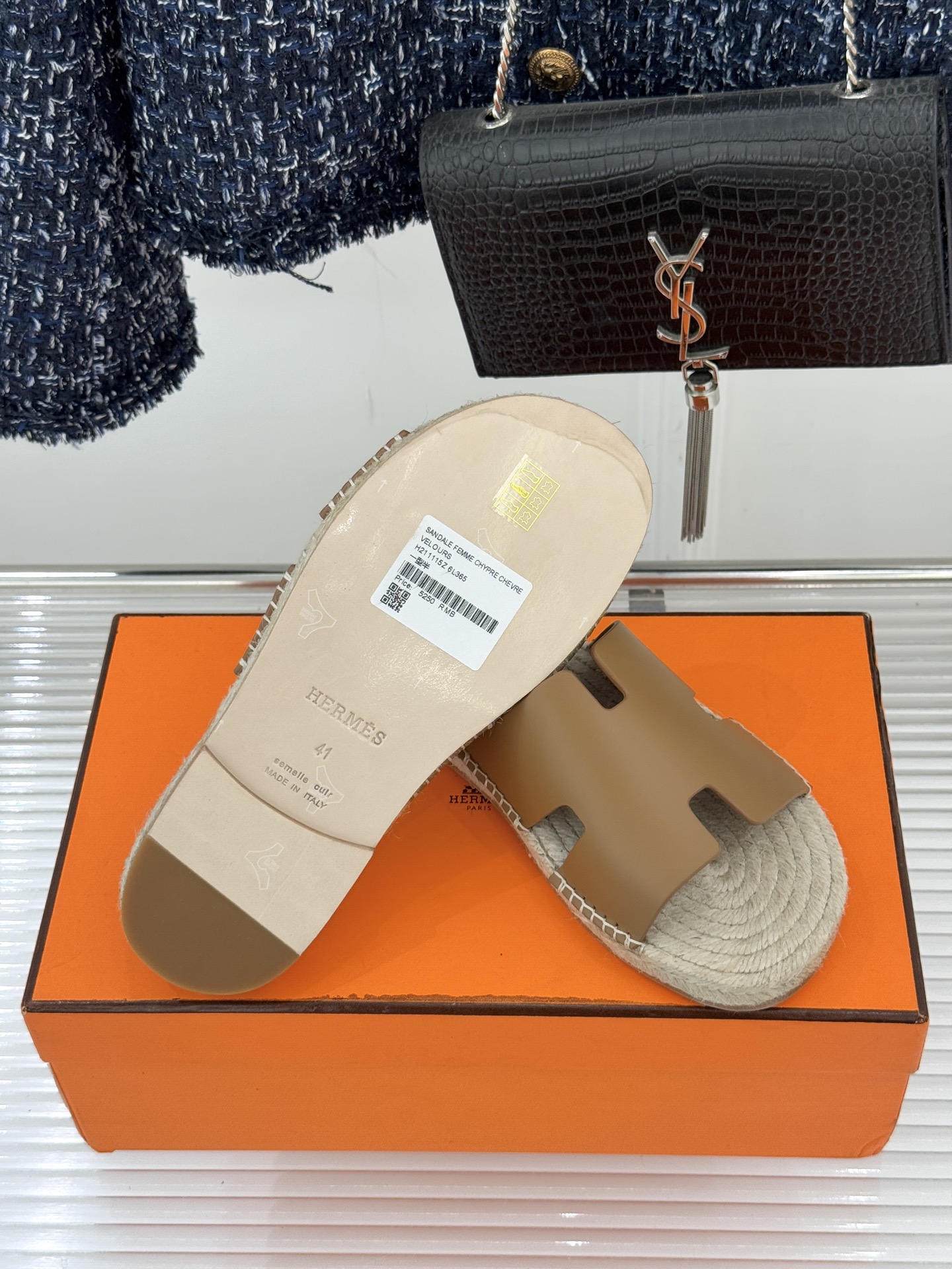 Hermès/爱马仕经典情侣款麻绳底H拖鞋承袭品牌1837年匠艺传承以极简设计诠释永恒优雅。标志性H型镂