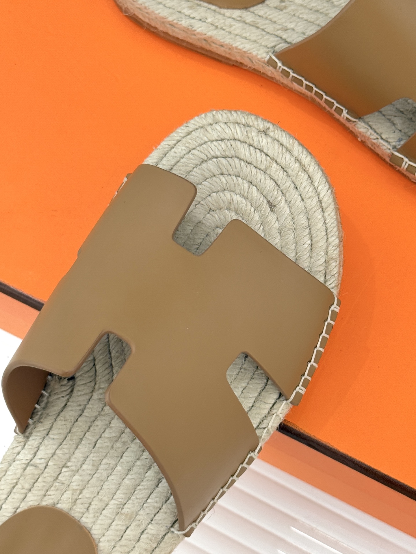 Hermès/爱马仕经典情侣款麻绳底H拖鞋承袭品牌1837年匠艺传承以极简设计诠释永恒优雅。标志性H型镂