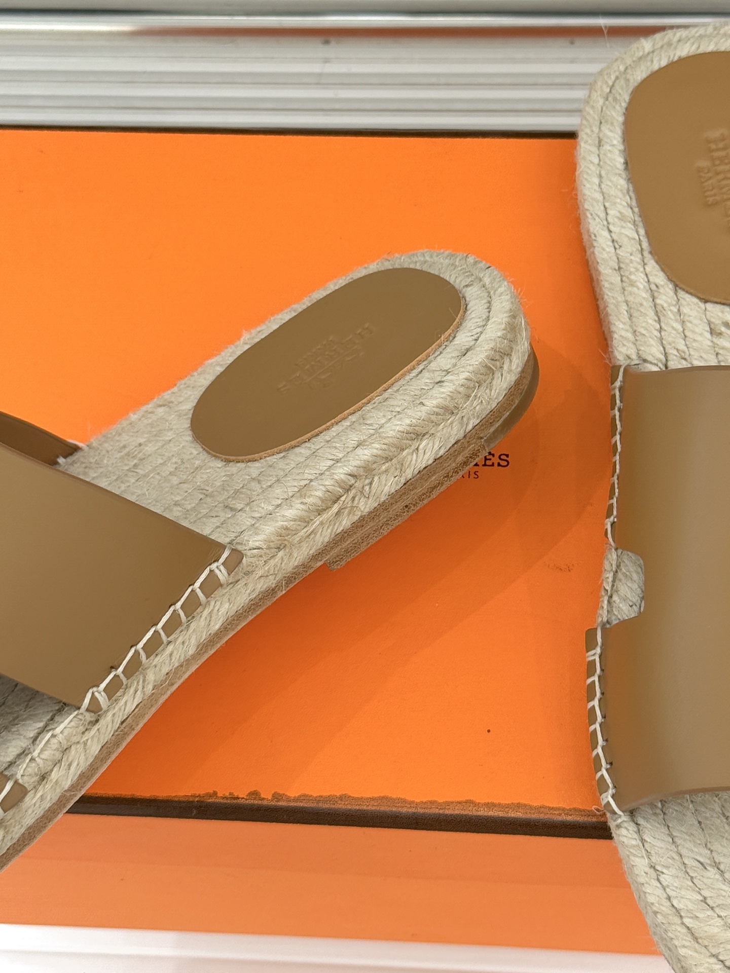 Hermès/爱马仕经典情侣款麻绳底H拖鞋承袭品牌1837年匠艺传承以极简设计诠释永恒优雅。标志性H型镂