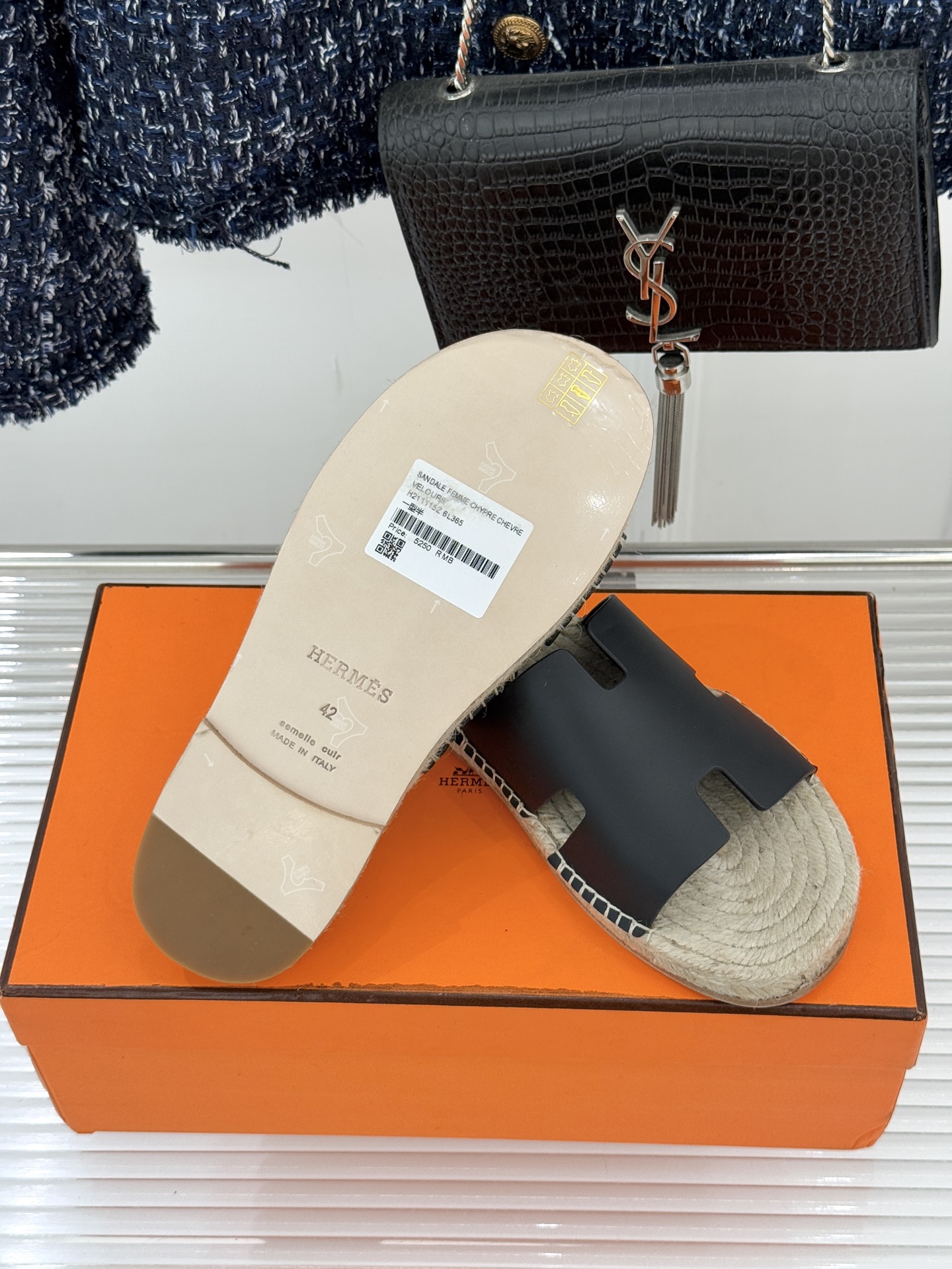 Hermès/爱马仕经典情侣款麻绳底H拖鞋承袭品牌1837年匠艺传承以极简设计诠释永恒优雅。标志性H型镂