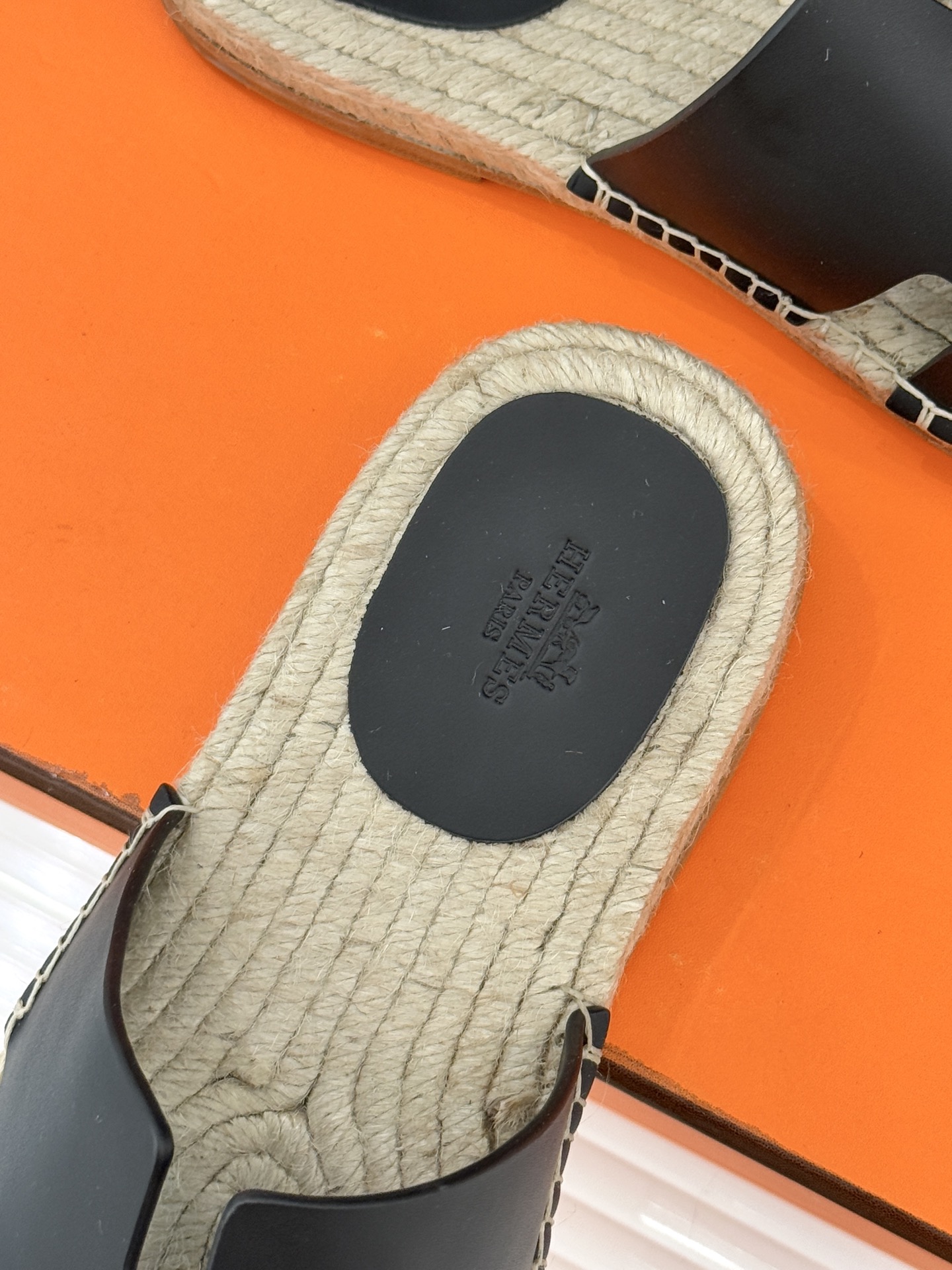 Hermès/爱马仕经典情侣款麻绳底H拖鞋承袭品牌1837年匠艺传承以极简设计诠释永恒优雅。标志性H型镂