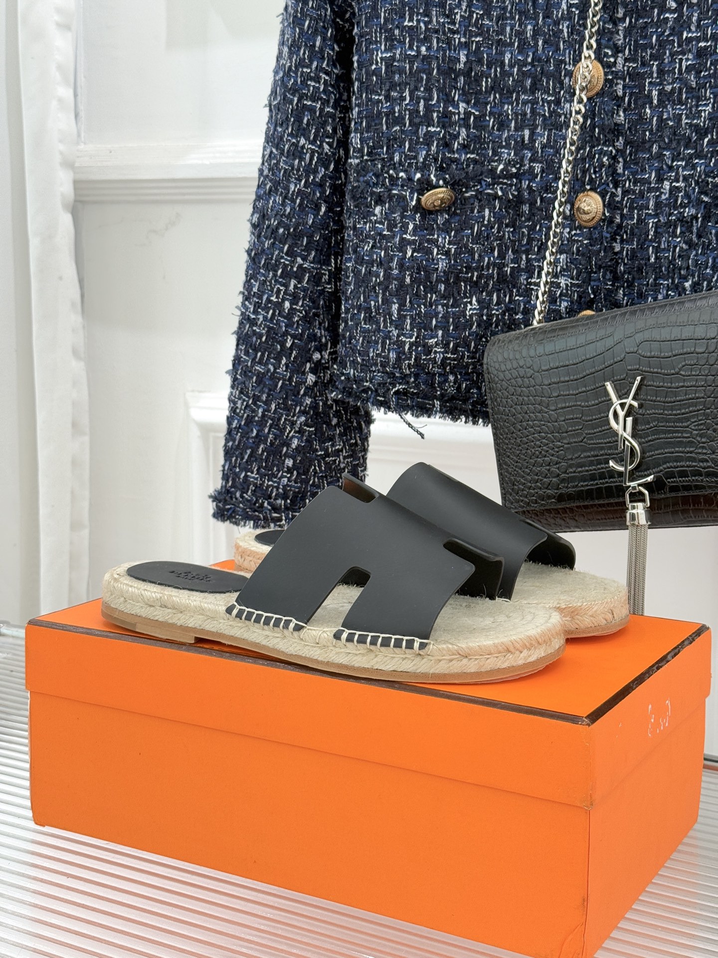 Hermès/爱马仕经典情侣款麻绳底H拖鞋承袭品牌1837年匠艺传承以极简设计诠释永恒优雅。标志性H型镂