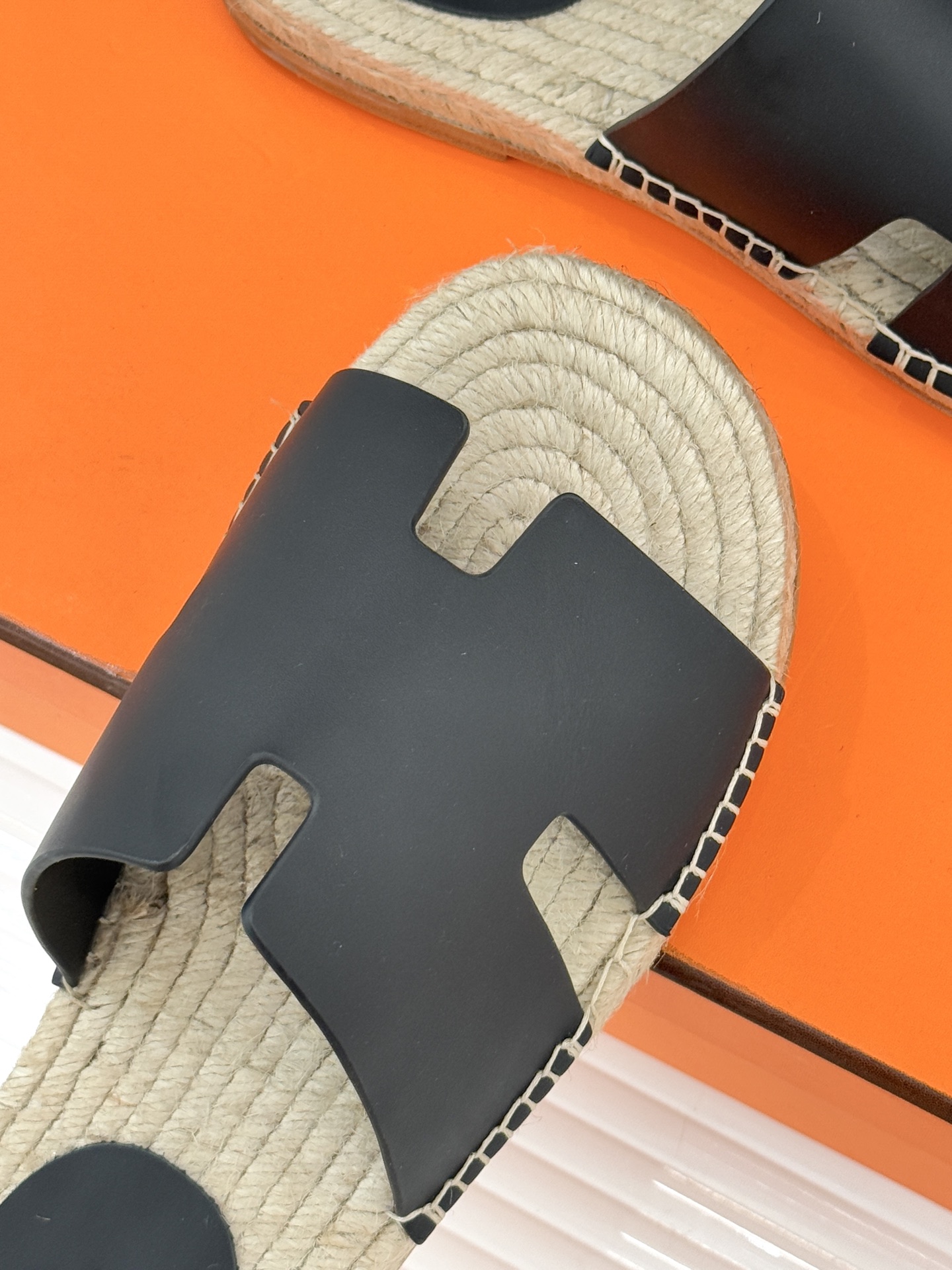 Hermès/爱马仕经典情侣款麻绳底H拖鞋承袭品牌1837年匠艺传承以极简设计诠释永恒优雅。标志性H型镂