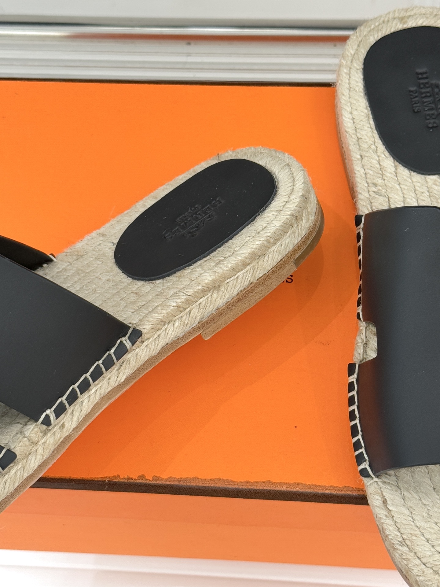 Hermès/爱马仕经典情侣款麻绳底H拖鞋承袭品牌1837年匠艺传承以极简设计诠释永恒优雅。标志性H型镂