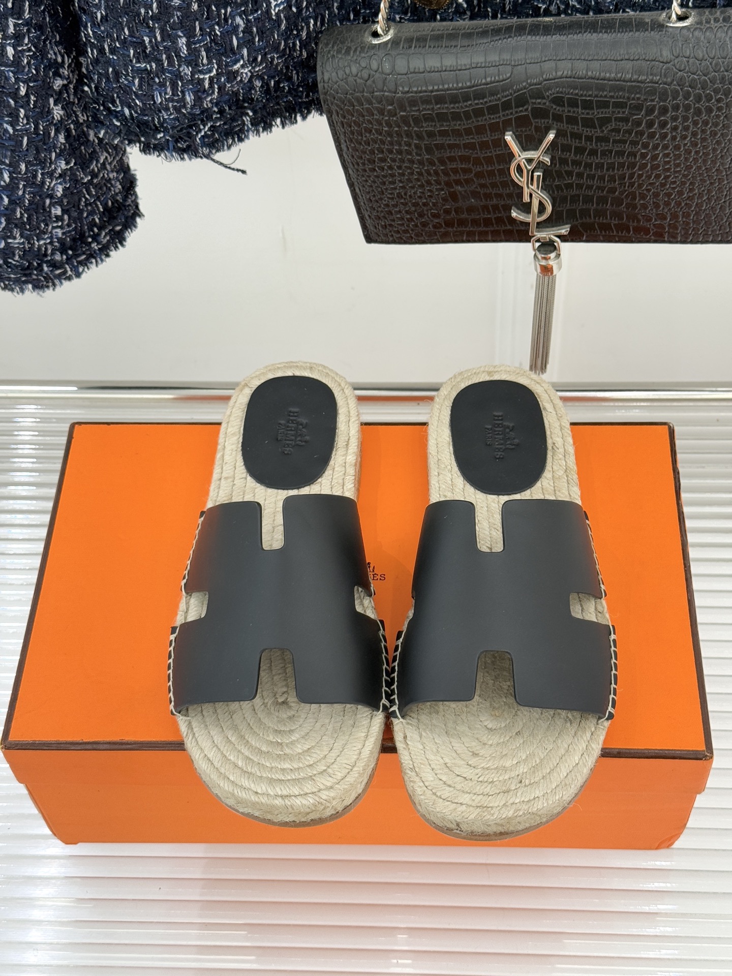 Hermès/爱马仕经典情侣款麻绳底H拖鞋承袭品牌1837年匠艺传承以极简设计诠释永恒优雅。标志性H型镂