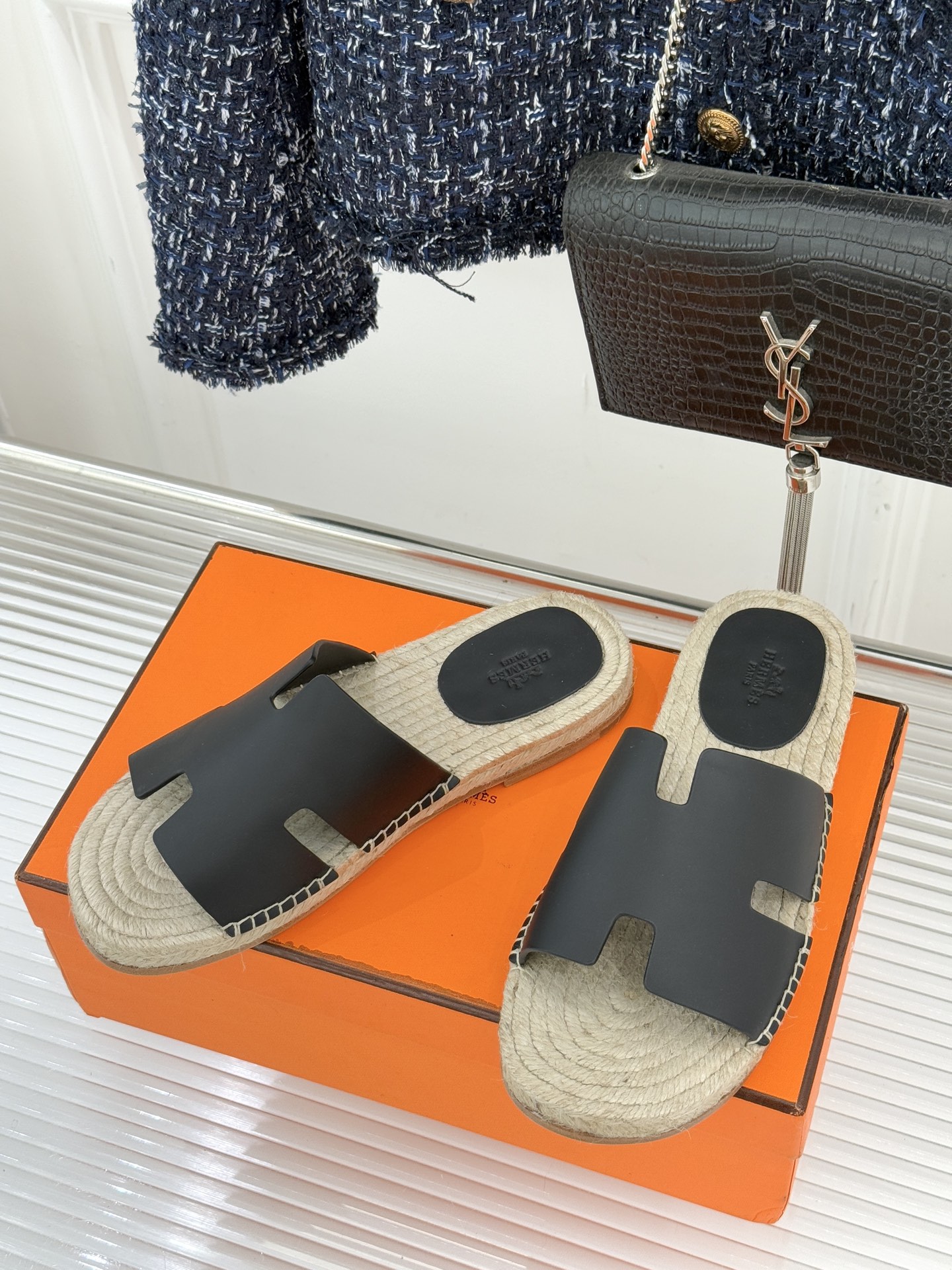 Hermès/爱马仕经典情侣款麻绳底H拖鞋承袭品牌1837年匠艺传承以极简设计诠释永恒优雅。标志性H型镂