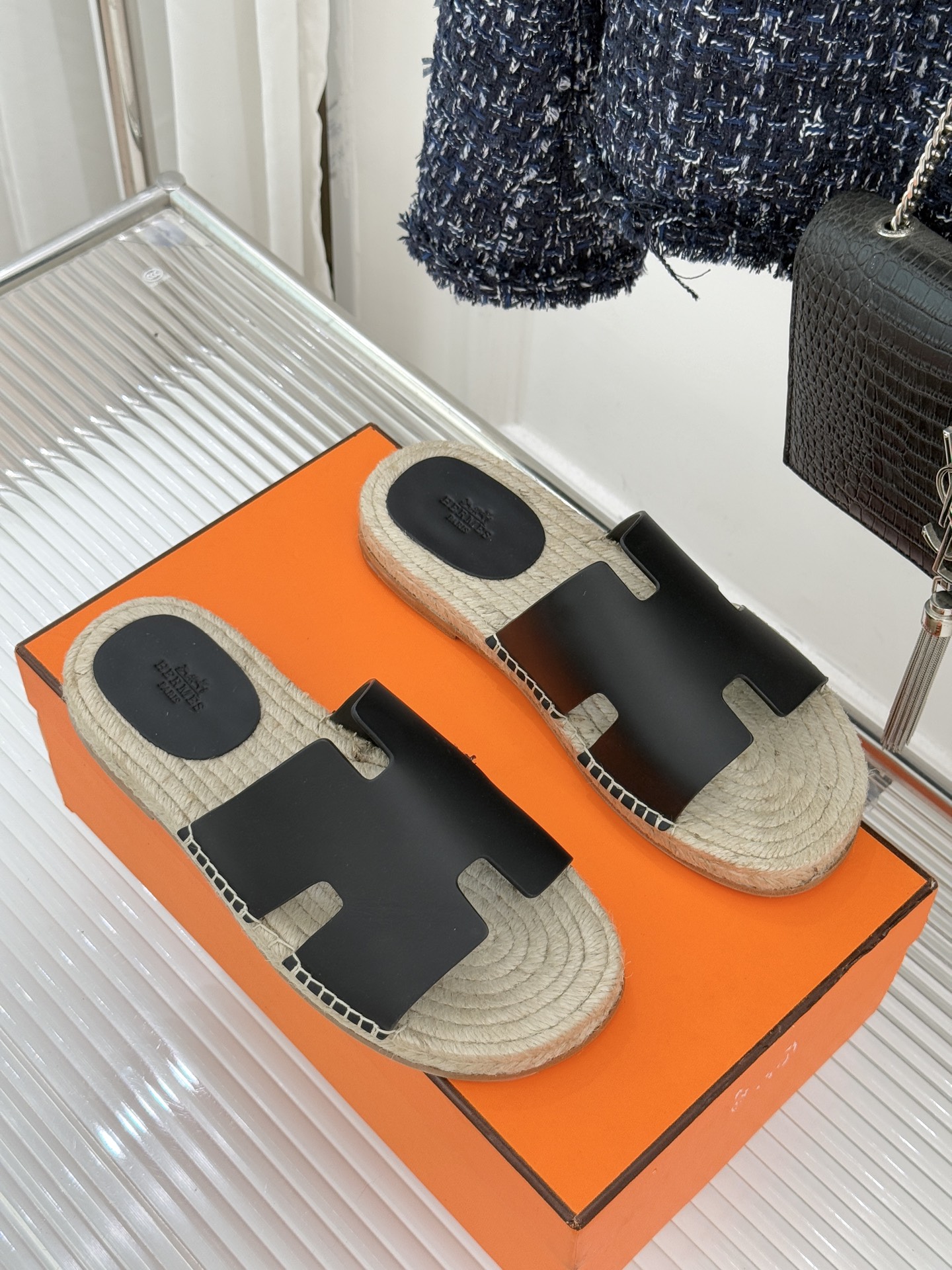 Hermès/爱马仕经典情侣款麻绳底H拖鞋承袭品牌1837年匠艺传承以极简设计诠释永恒优雅。标志性H型镂