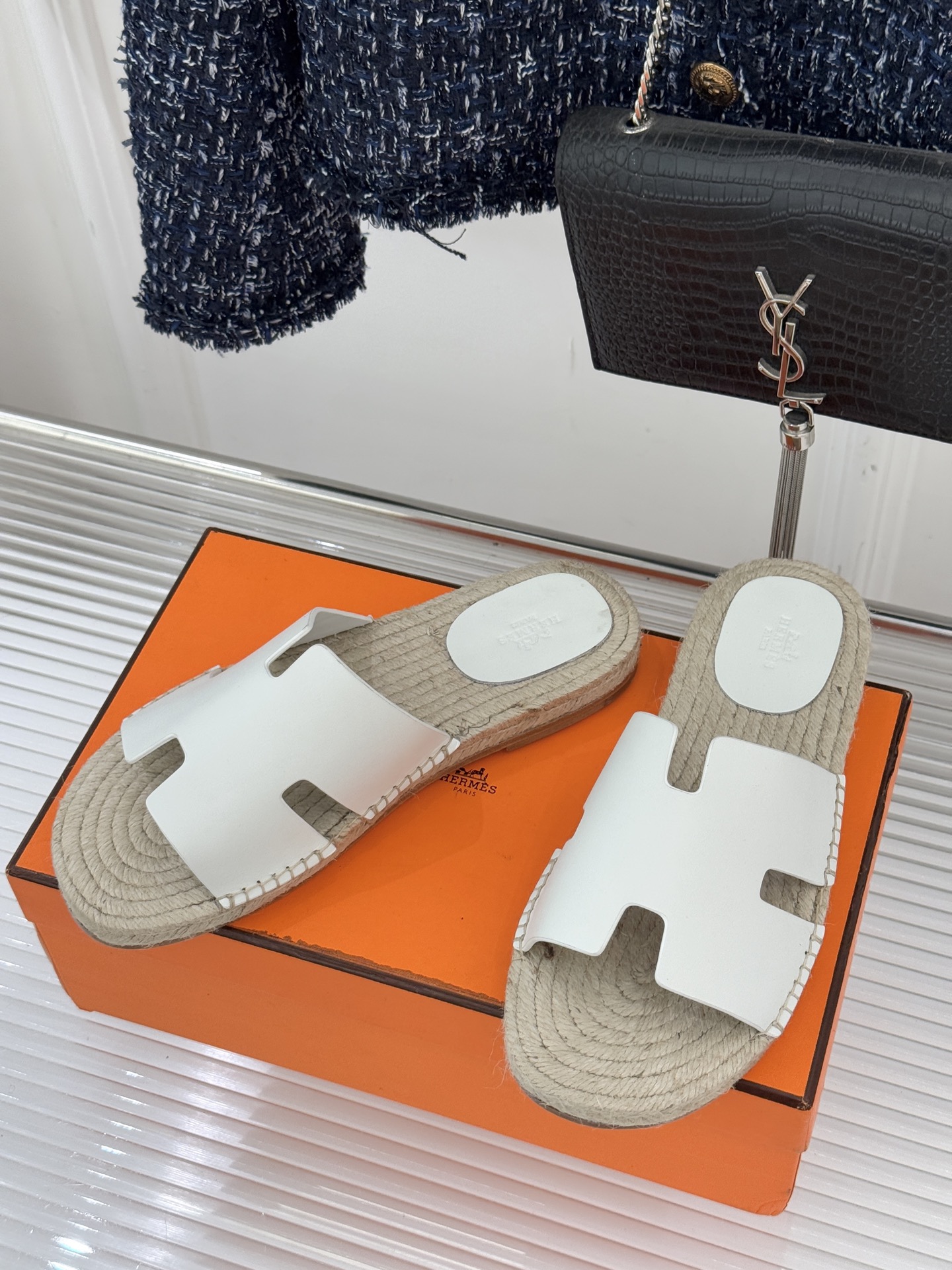 Hermès/爱马仕经典情侣款麻绳底H拖鞋承袭品牌1837年匠艺传承以极简设计诠释永恒优雅。标志性H型镂