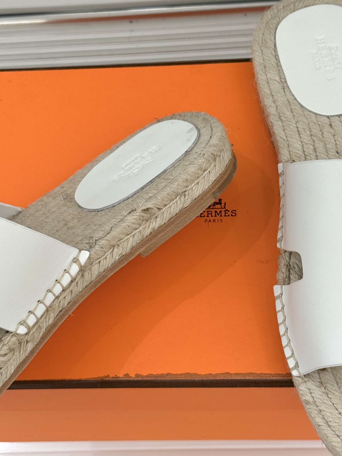 Hermès/爱马仕经典情侣款麻绳底H拖鞋承袭品牌1837年匠艺传承以极简设计诠释永恒优雅。标志性H型镂