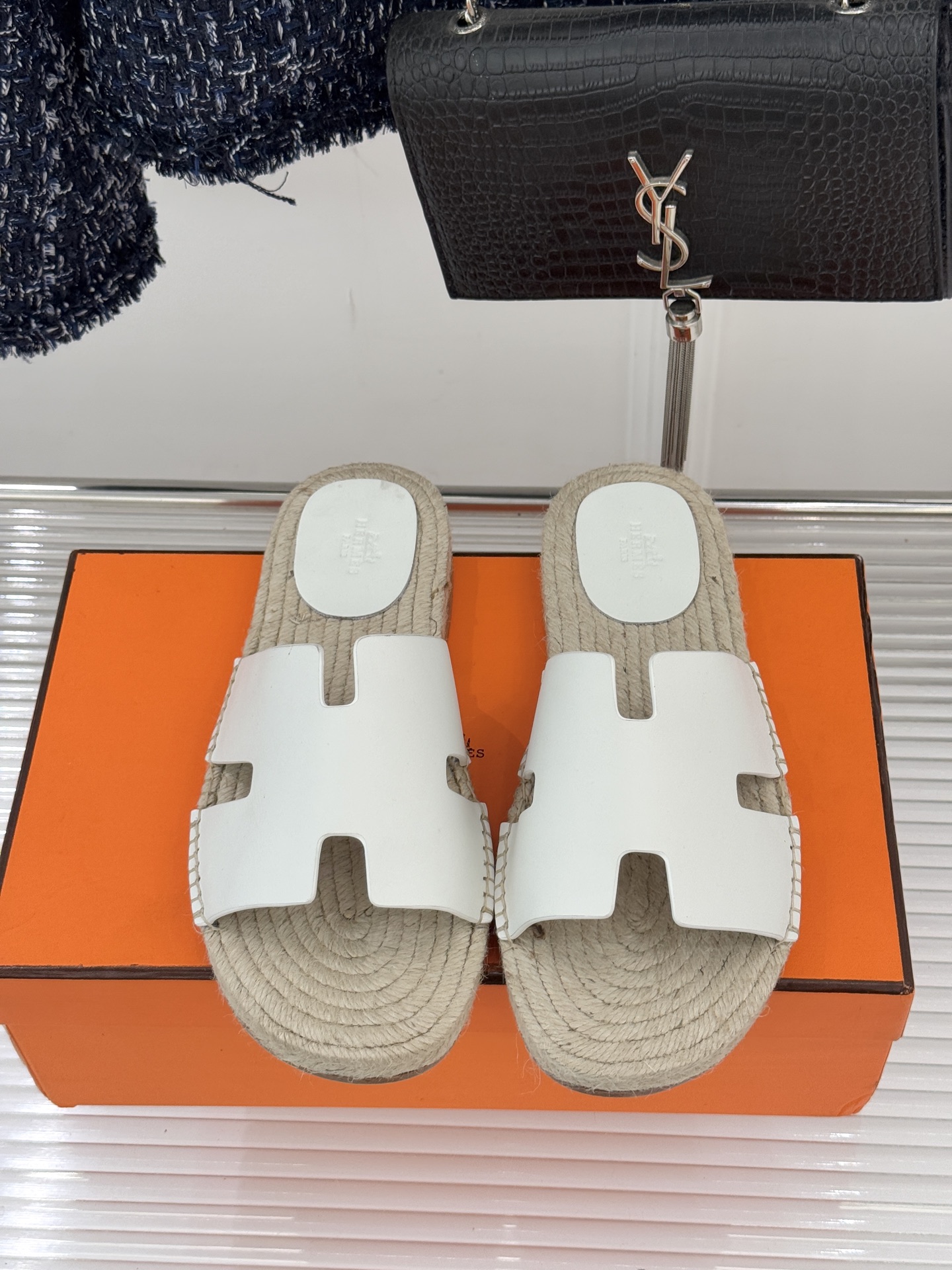 Hermès/爱马仕经典情侣款麻绳底H拖鞋承袭品牌1837年匠艺传承以极简设计诠释永恒优雅。标志性H型镂