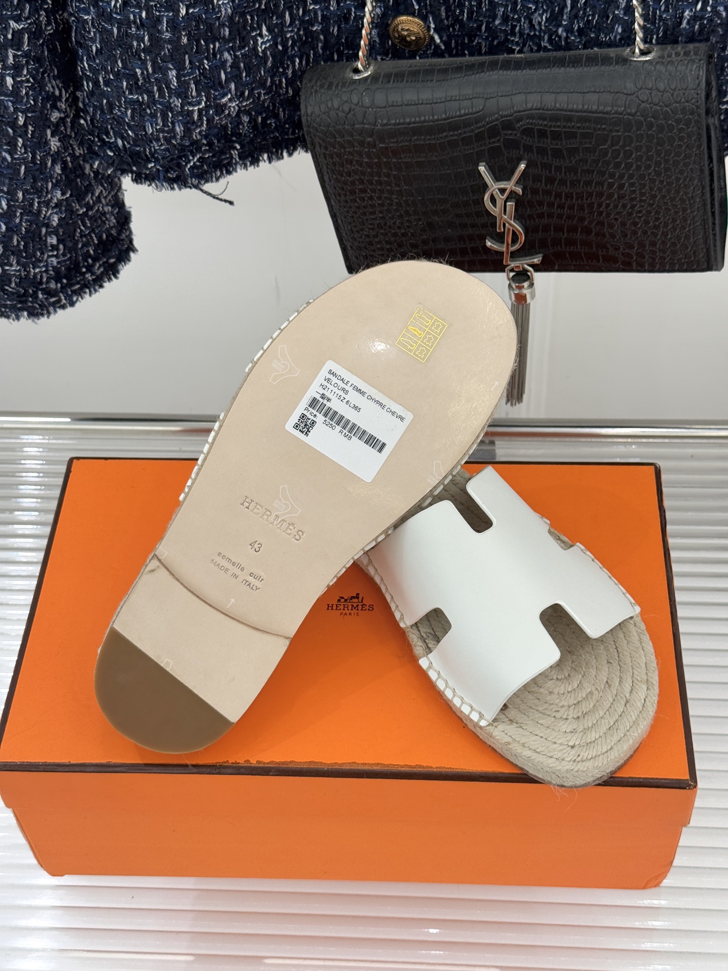 Hermès/爱马仕经典情侣款麻绳底H拖鞋承袭品牌1837年匠艺传承以极简设计诠释永恒优雅。标志性H型镂