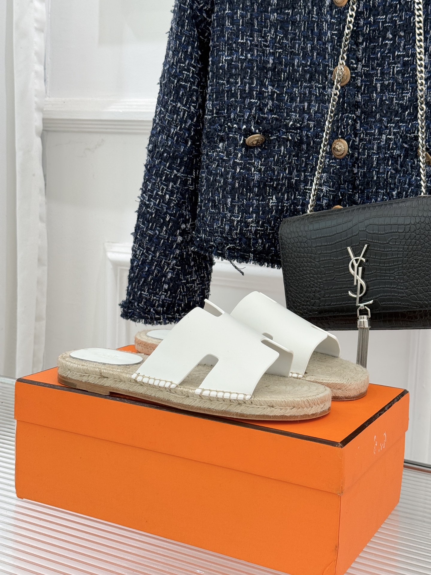 Hermès/爱马仕经典情侣款麻绳底H拖鞋承袭品牌1837年匠艺传承以极简设计诠释永恒优雅。标志性H型镂