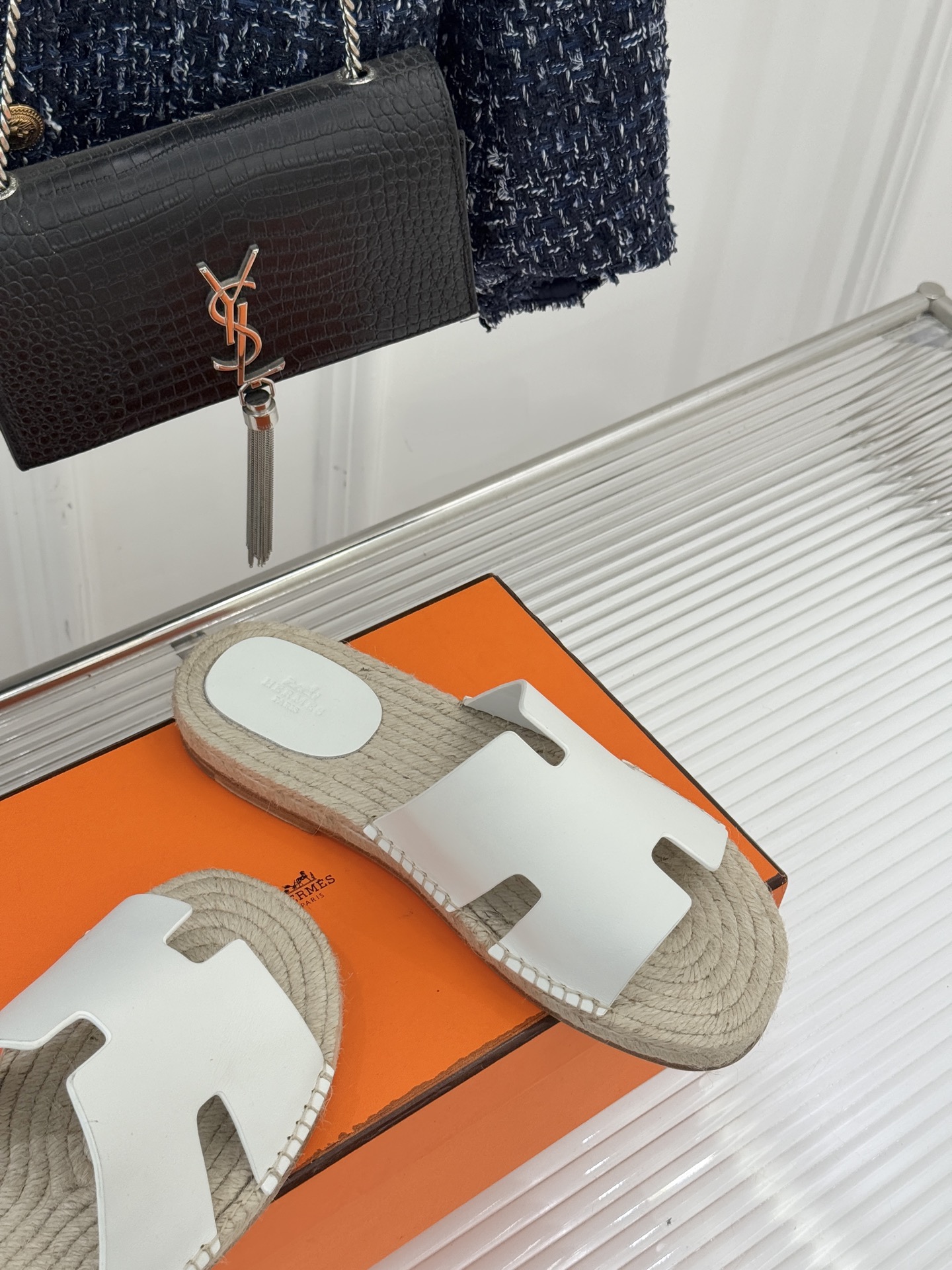 Hermès/爱马仕经典情侣款麻绳底H拖鞋承袭品牌1837年匠艺传承以极简设计诠释永恒优雅。标志性H型镂