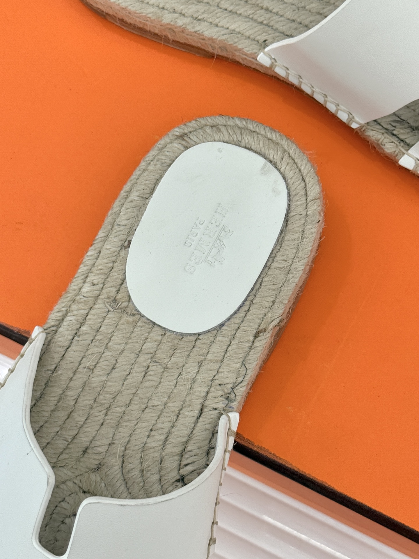 Hermès/爱马仕经典情侣款麻绳底H拖鞋承袭品牌1837年匠艺传承以极简设计诠释永恒优雅。标志性H型镂