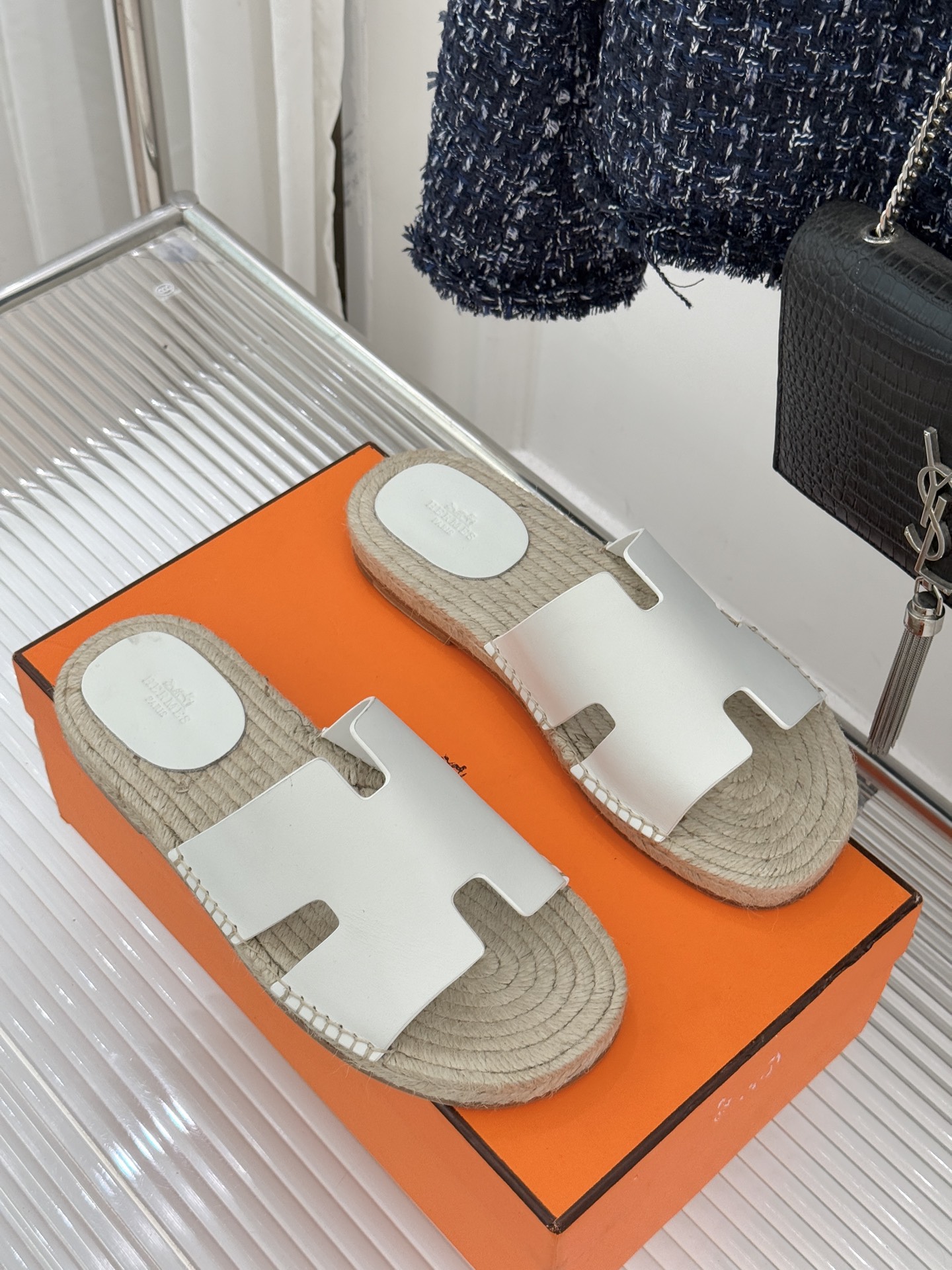 Hermès/爱马仕经典情侣款麻绳底H拖鞋承袭品牌1837年匠艺传承以极简设计诠释永恒优雅。标志性H型镂