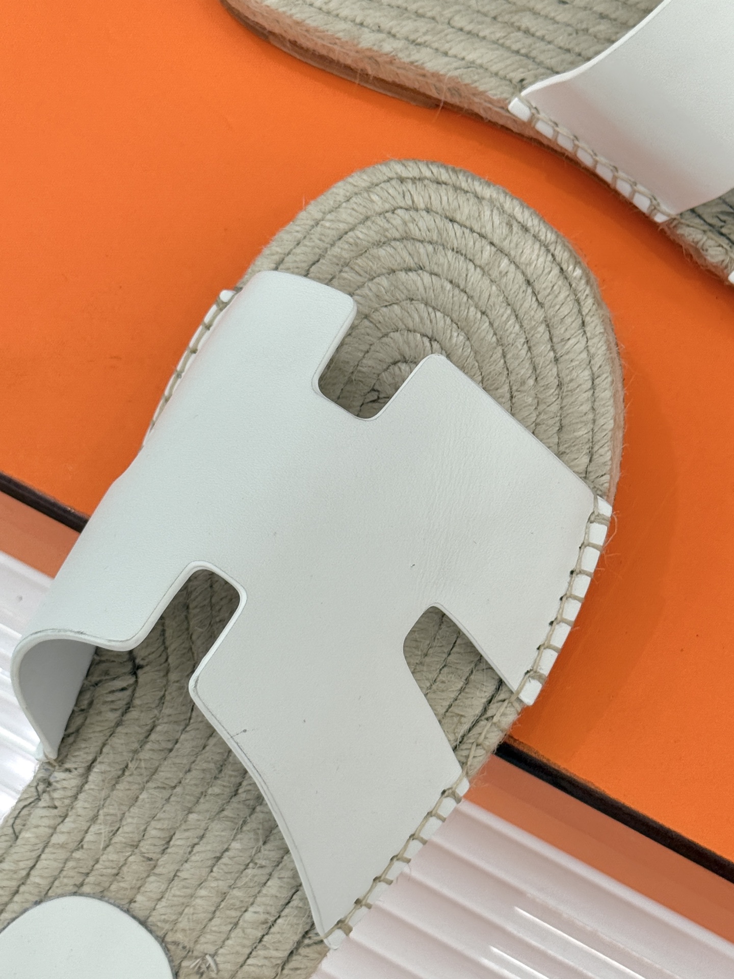 Hermès/爱马仕经典情侣款麻绳底H拖鞋承袭品牌1837年匠艺传承以极简设计诠释永恒优雅。标志性H型镂