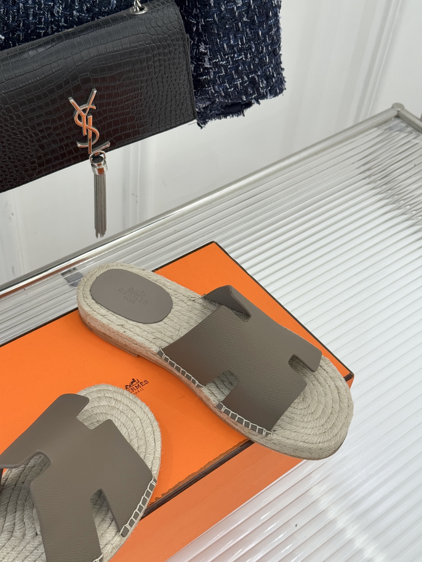 Hermès/爱马仕经典情侣款麻绳底H拖鞋承袭品牌1837年匠艺传承以极简设计诠释永恒优雅。标志性H型镂