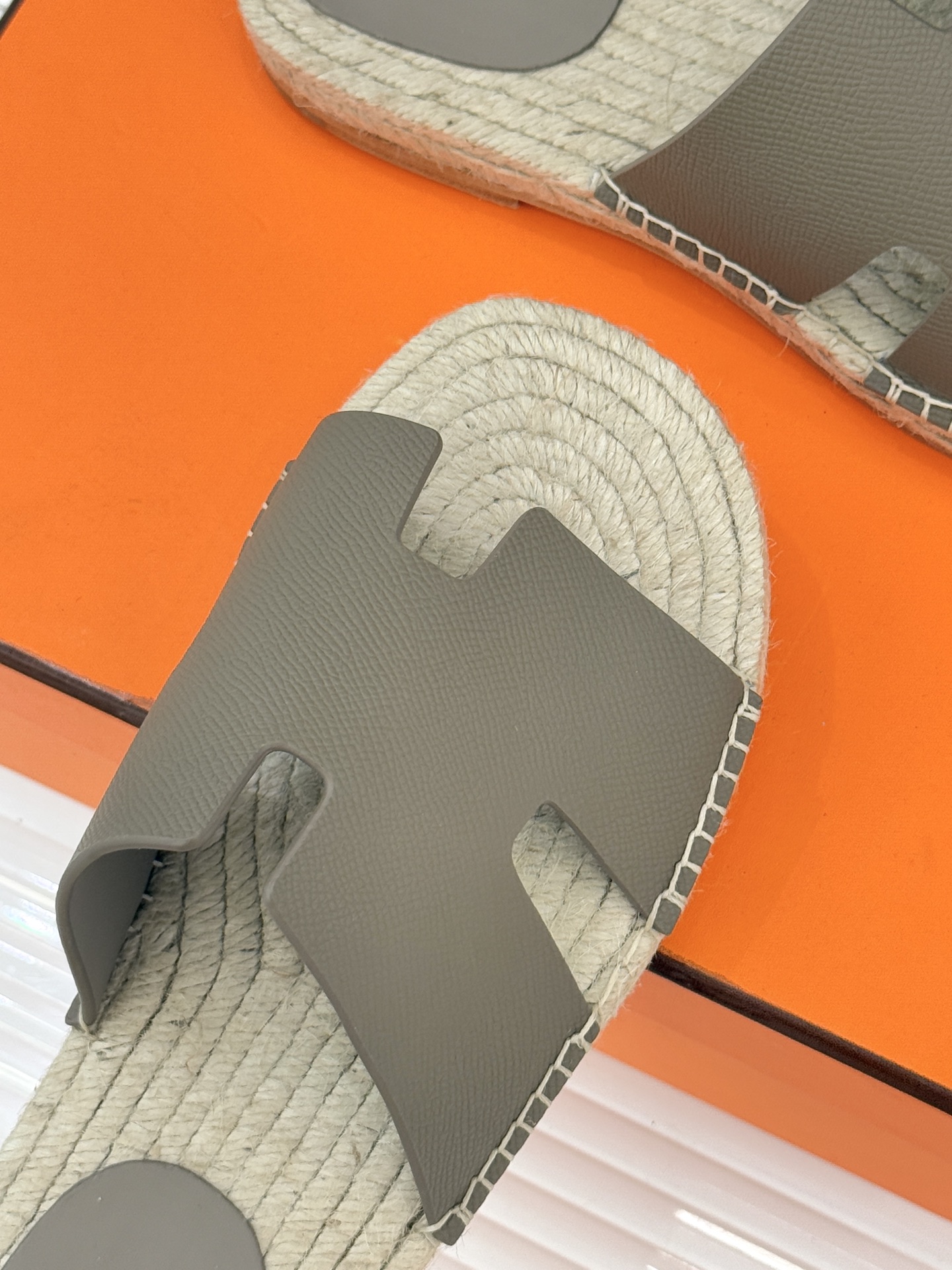 Hermès/爱马仕经典情侣款麻绳底H拖鞋承袭品牌1837年匠艺传承以极简设计诠释永恒优雅。标志性H型镂