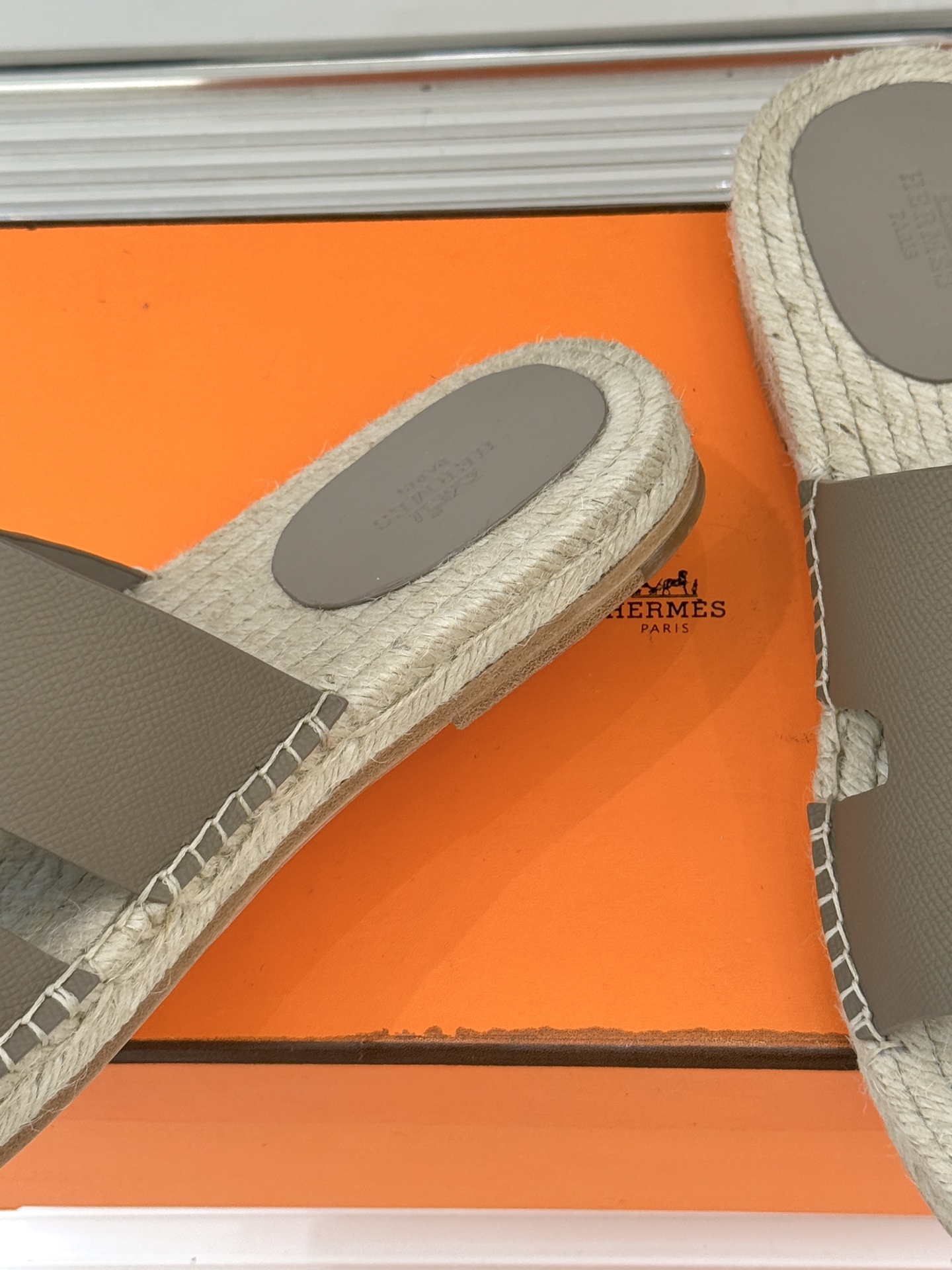 Hermès/爱马仕经典情侣款麻绳底H拖鞋承袭品牌1837年匠艺传承以极简设计诠释永恒优雅。标志性H型镂