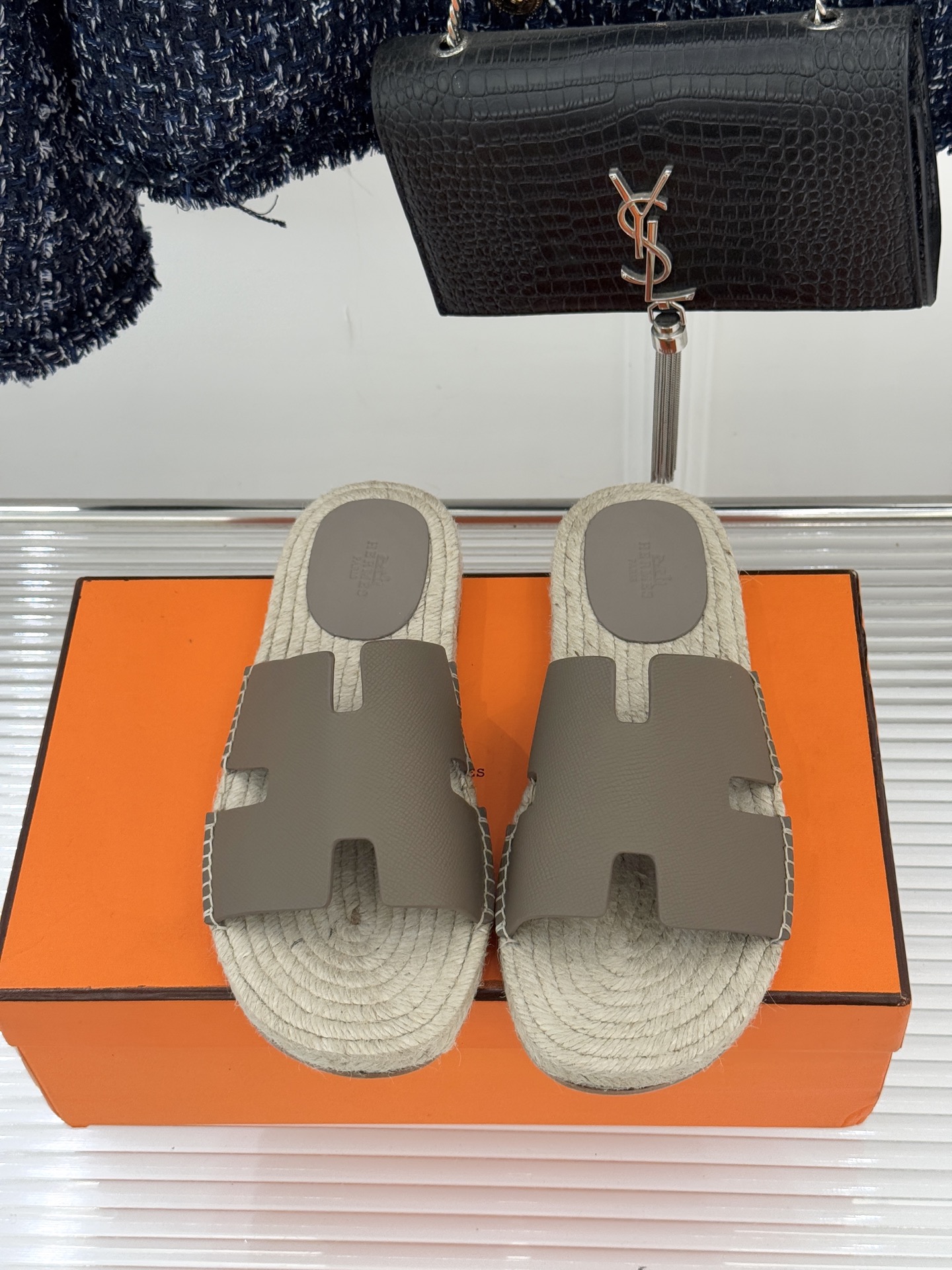 Hermès/爱马仕经典情侣款麻绳底H拖鞋承袭品牌1837年匠艺传承以极简设计诠释永恒优雅。标志性H型镂