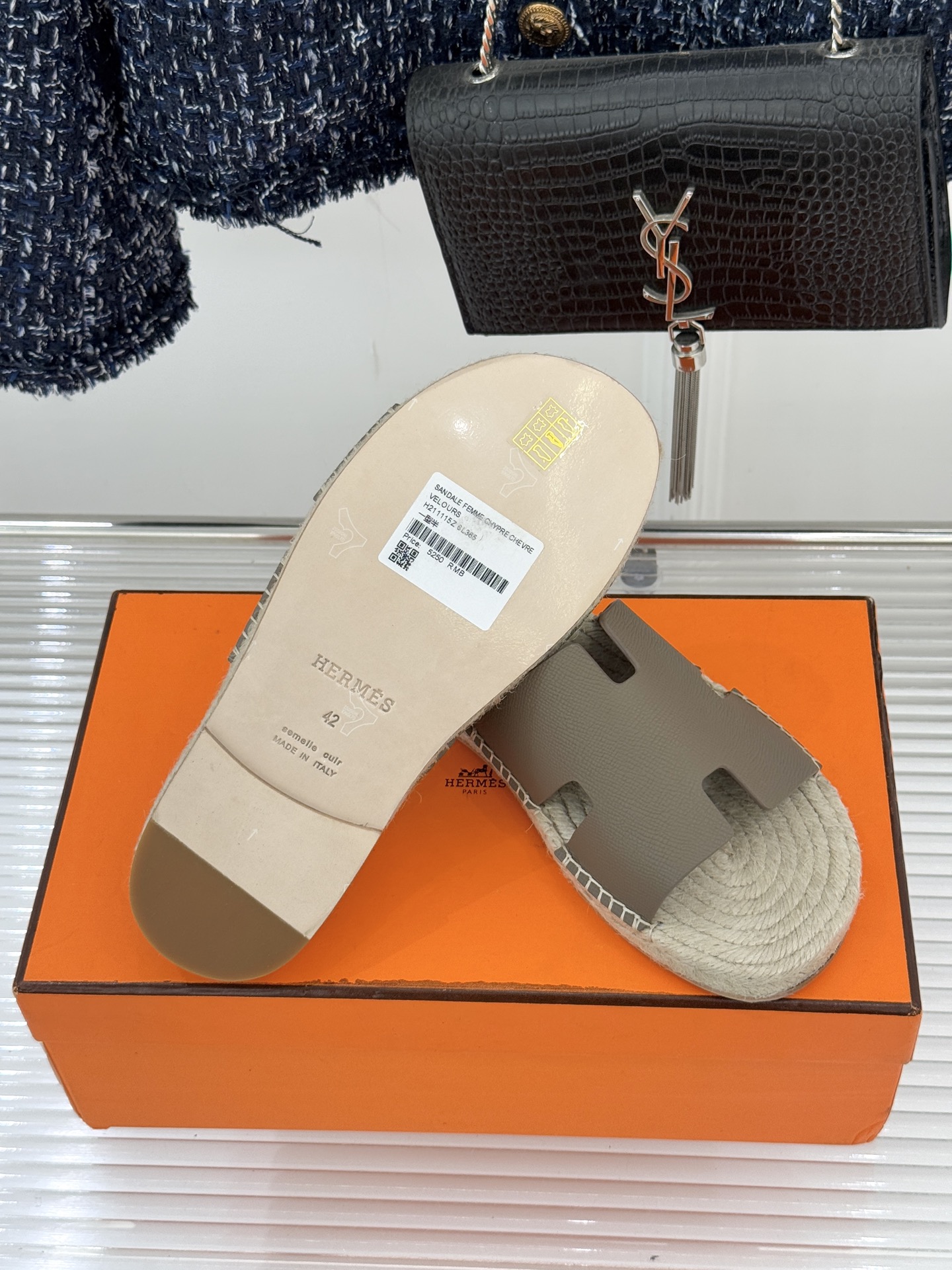 Hermès/爱马仕经典情侣款麻绳底H拖鞋承袭品牌1837年匠艺传承以极简设计诠释永恒优雅。标志性H型镂