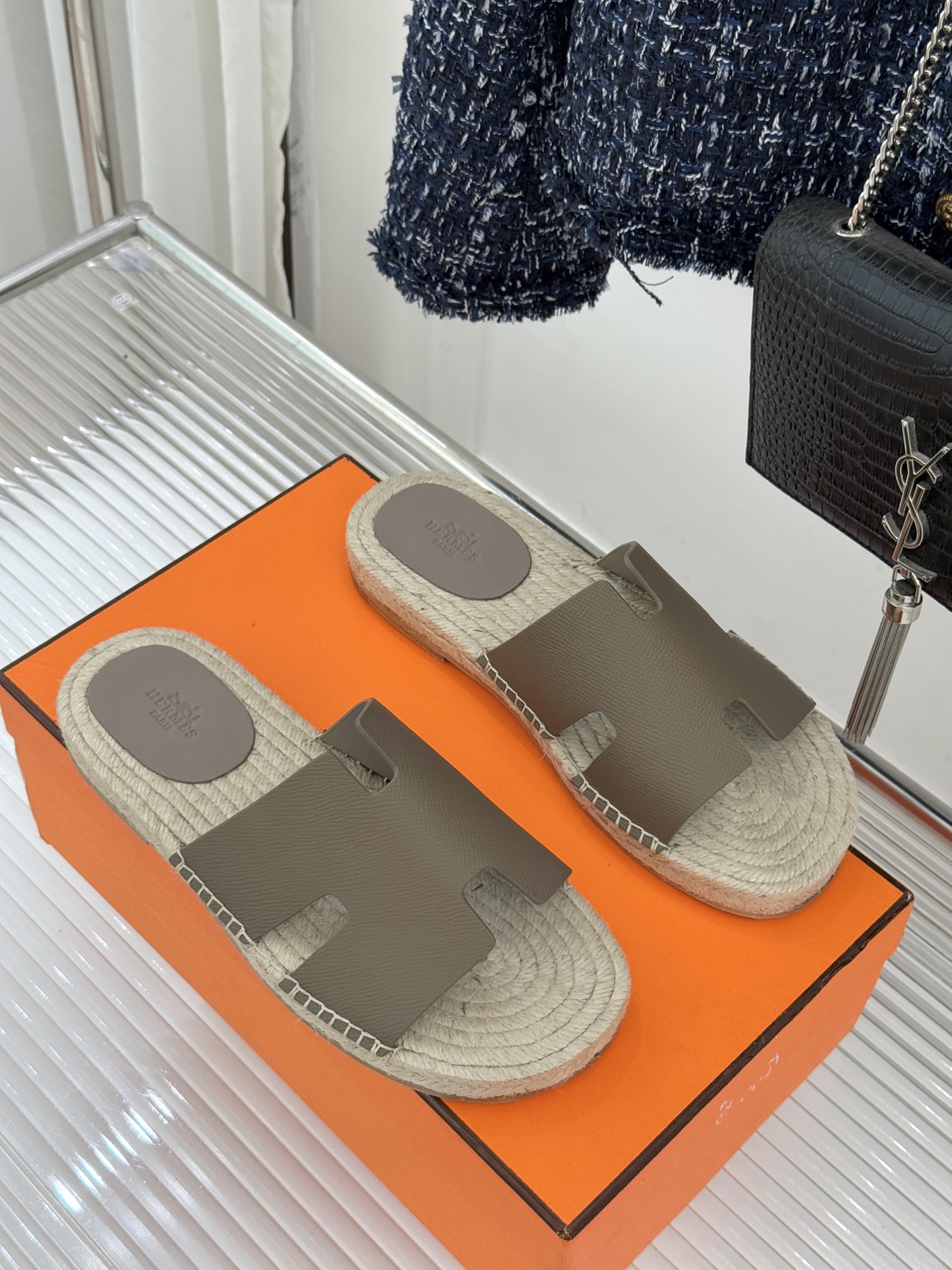 Hermès/爱马仕经典情侣款麻绳底H拖鞋承袭品牌1837年匠艺传承以极简设计诠释永恒优雅。标志性H型镂