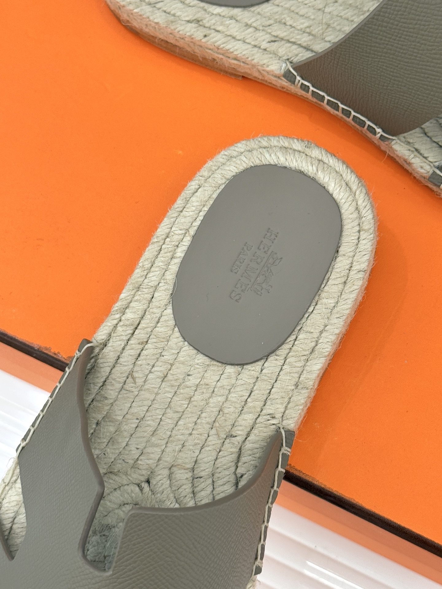 Hermès/爱马仕经典情侣款麻绳底H拖鞋承袭品牌1837年匠艺传承以极简设计诠释永恒优雅。标志性H型镂