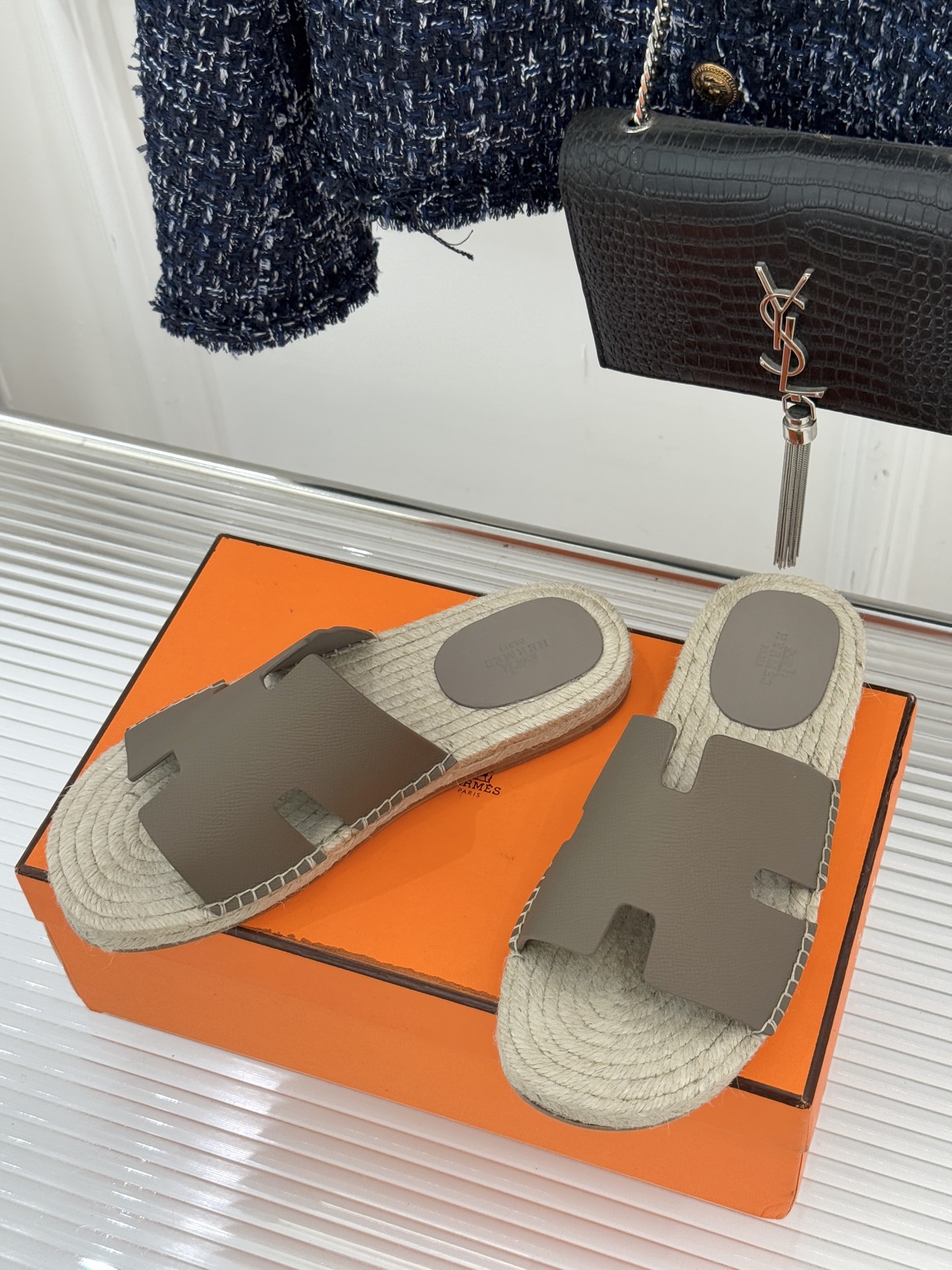 Hermès/爱马仕经典情侣款麻绳底H拖鞋承袭品牌1837年匠艺传承以极简设计诠释永恒优雅。标志性H型镂