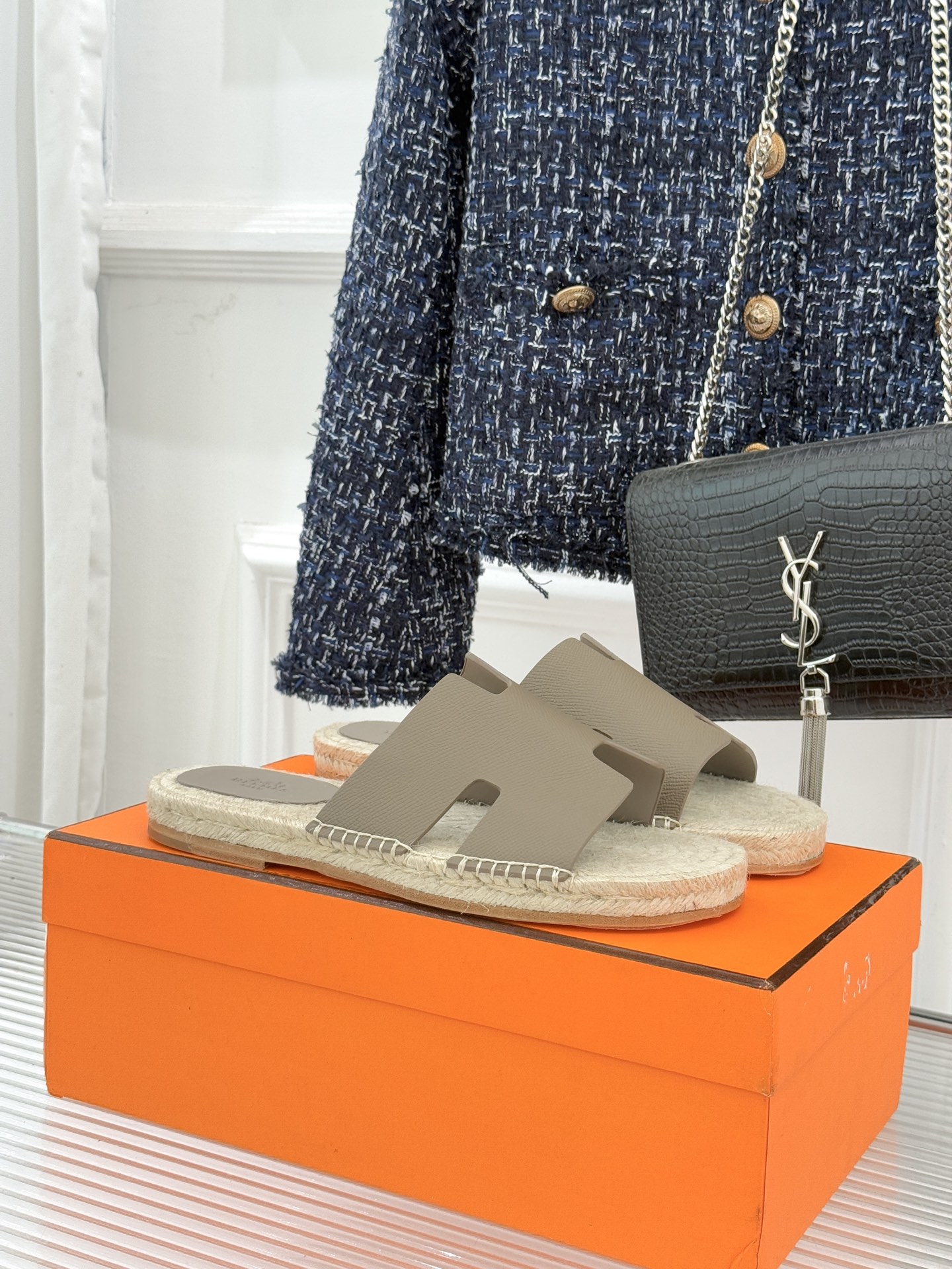 Hermès/爱马仕经典情侣款麻绳底H拖鞋承袭品牌1837年匠艺传承以极简设计诠释永恒优雅。标志性H型镂