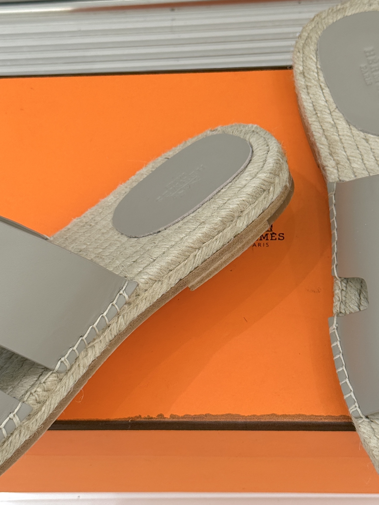 Hermès/爱马仕经典情侣款麻绳底H拖鞋承袭品牌1837年匠艺传承以极简设计诠释永恒优雅。标志性H型镂