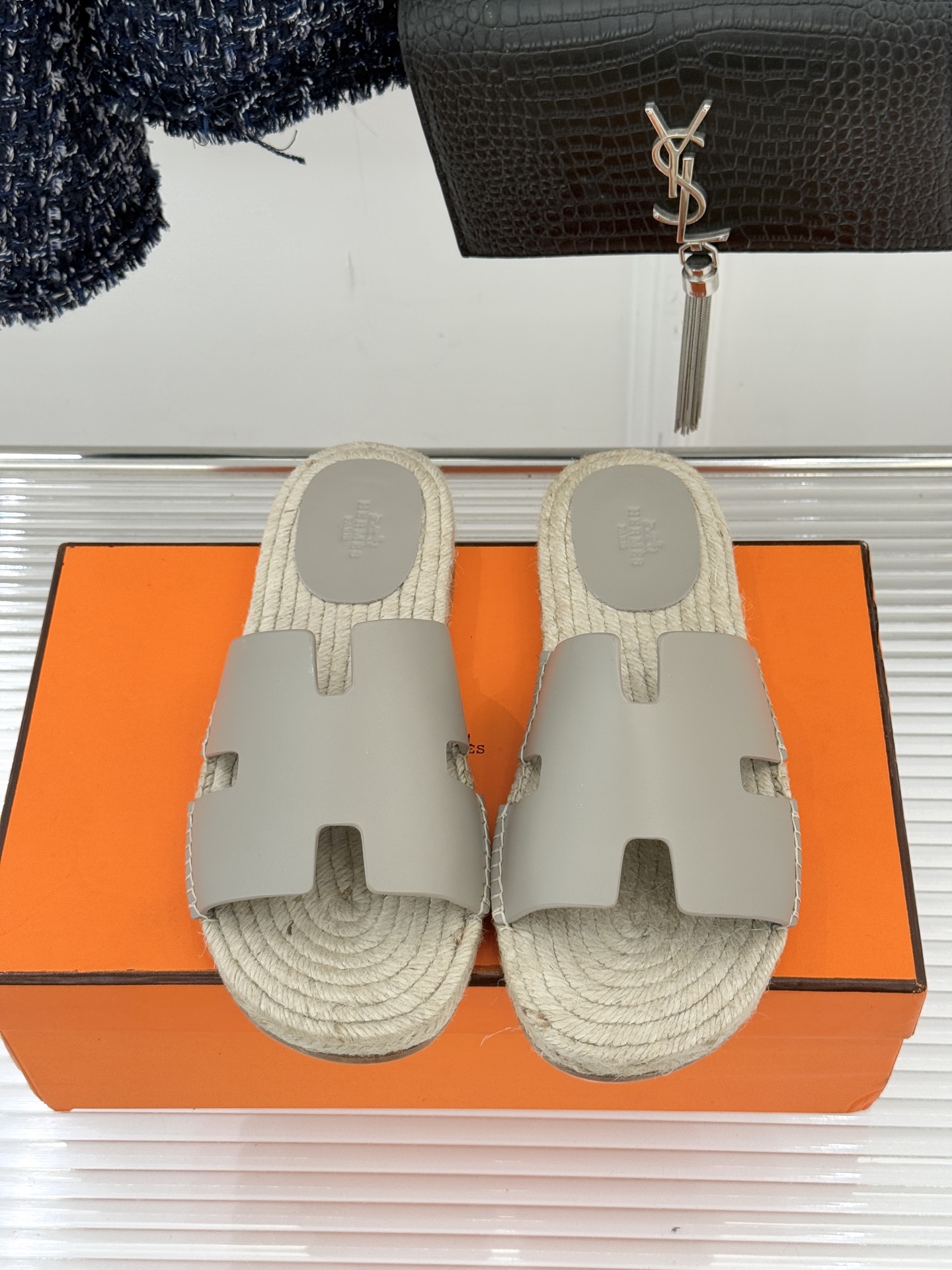Hermès/爱马仕经典情侣款麻绳底H拖鞋承袭品牌1837年匠艺传承以极简设计诠释永恒优雅。标志性H型镂