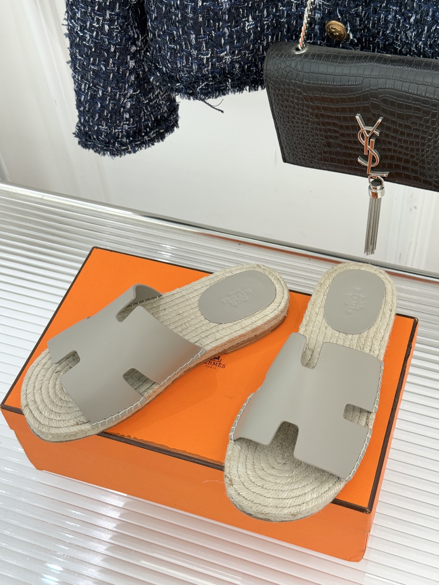 Hermès/爱马仕经典情侣款麻绳底H拖鞋承袭品牌1837年匠艺传承以极简设计诠释永恒优雅。标志性H型镂