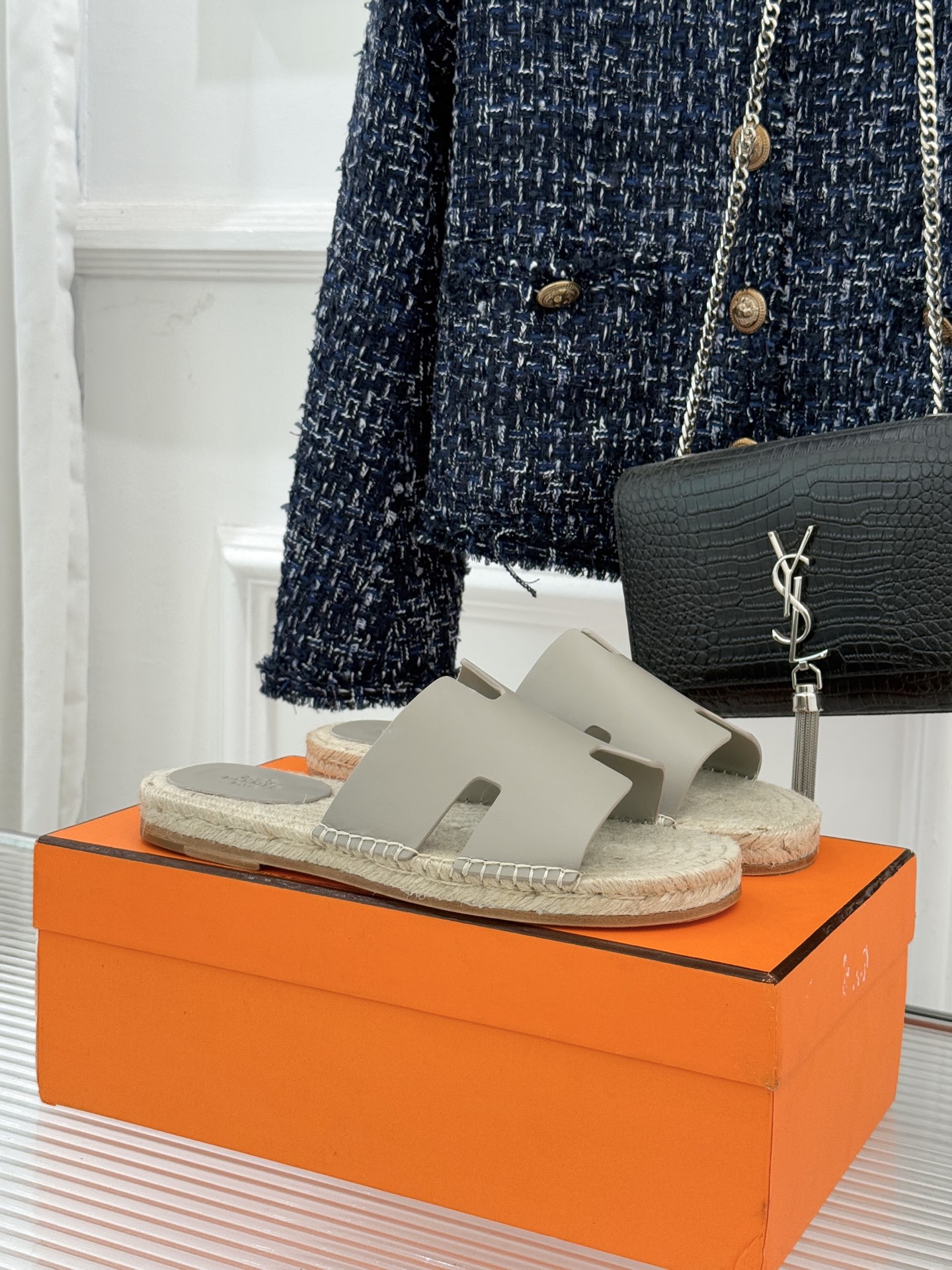 Hermès/爱马仕经典情侣款麻绳底H拖鞋承袭品牌1837年匠艺传承以极简设计诠释永恒优雅。标志性H型镂