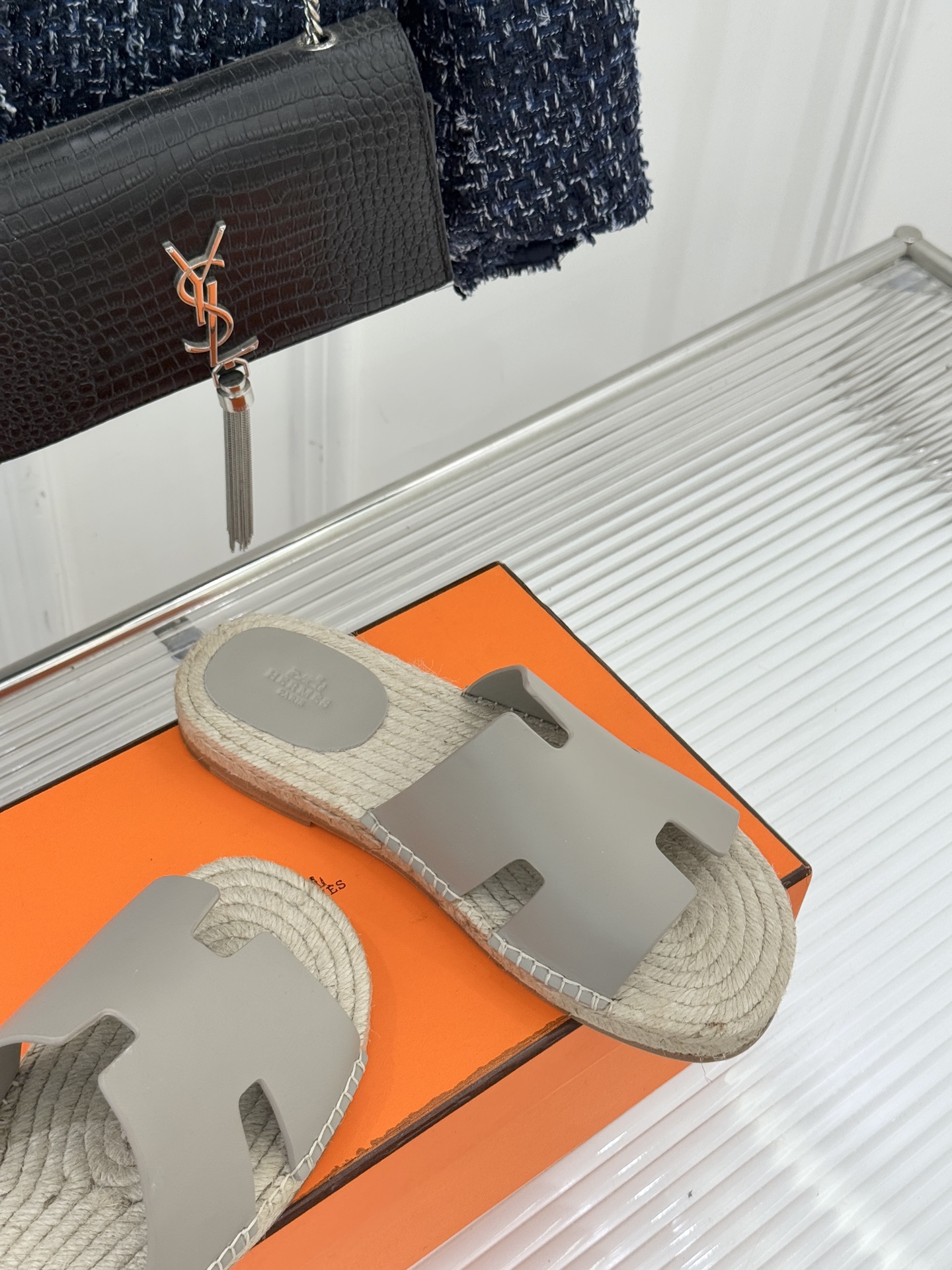 Hermès/爱马仕经典情侣款麻绳底H拖鞋承袭品牌1837年匠艺传承以极简设计诠释永恒优雅。标志性H型镂