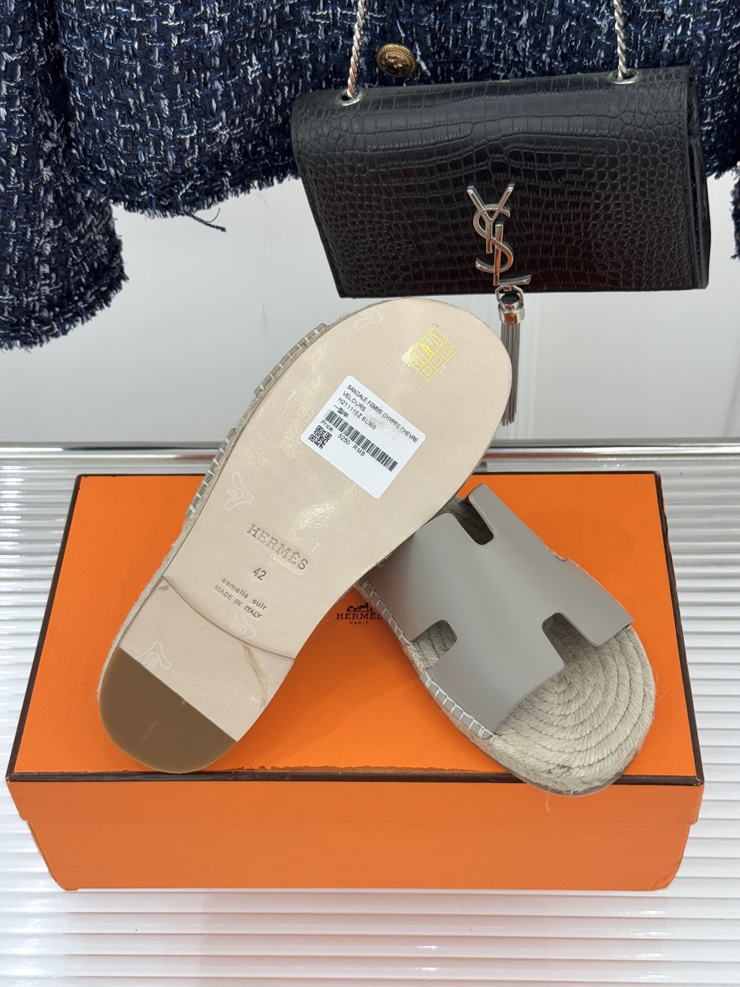 Hermès/爱马仕经典情侣款麻绳底H拖鞋承袭品牌1837年匠艺传承以极简设计诠释永恒优雅。标志性H型镂