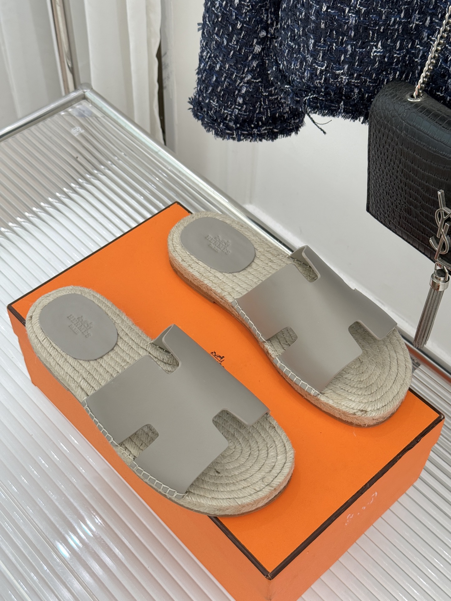 Hermès/爱马仕经典情侣款麻绳底H拖鞋承袭品牌1837年匠艺传承以极简设计诠释永恒优雅。标志性H型镂