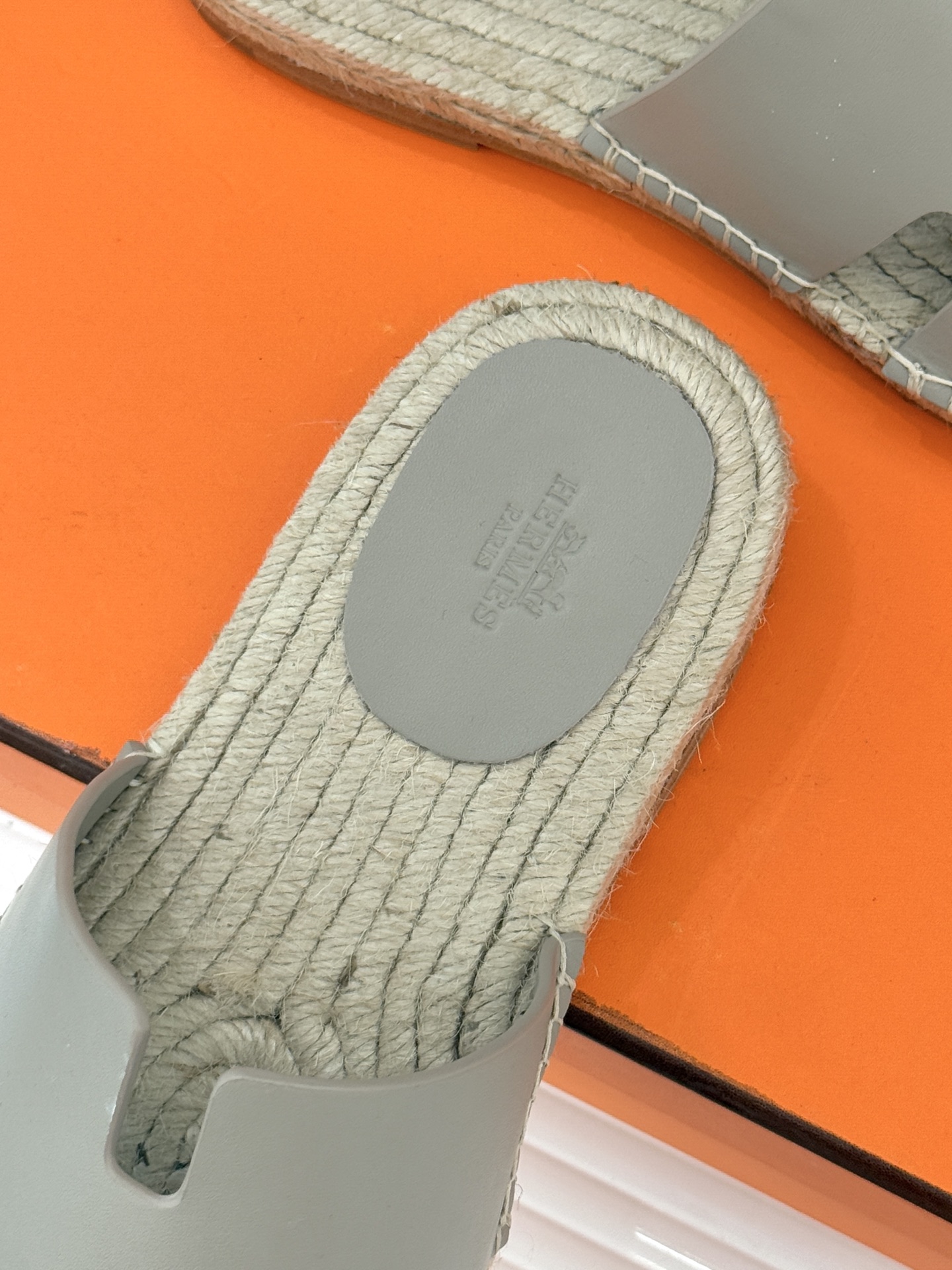 Hermès/爱马仕经典情侣款麻绳底H拖鞋承袭品牌1837年匠艺传承以极简设计诠释永恒优雅。标志性H型镂