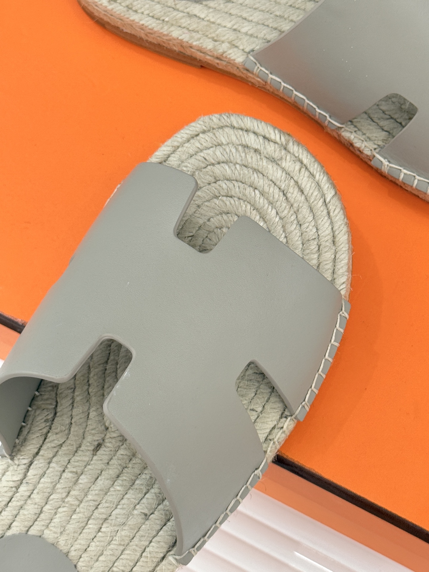 Hermès/爱马仕经典情侣款麻绳底H拖鞋承袭品牌1837年匠艺传承以极简设计诠释永恒优雅。标志性H型镂