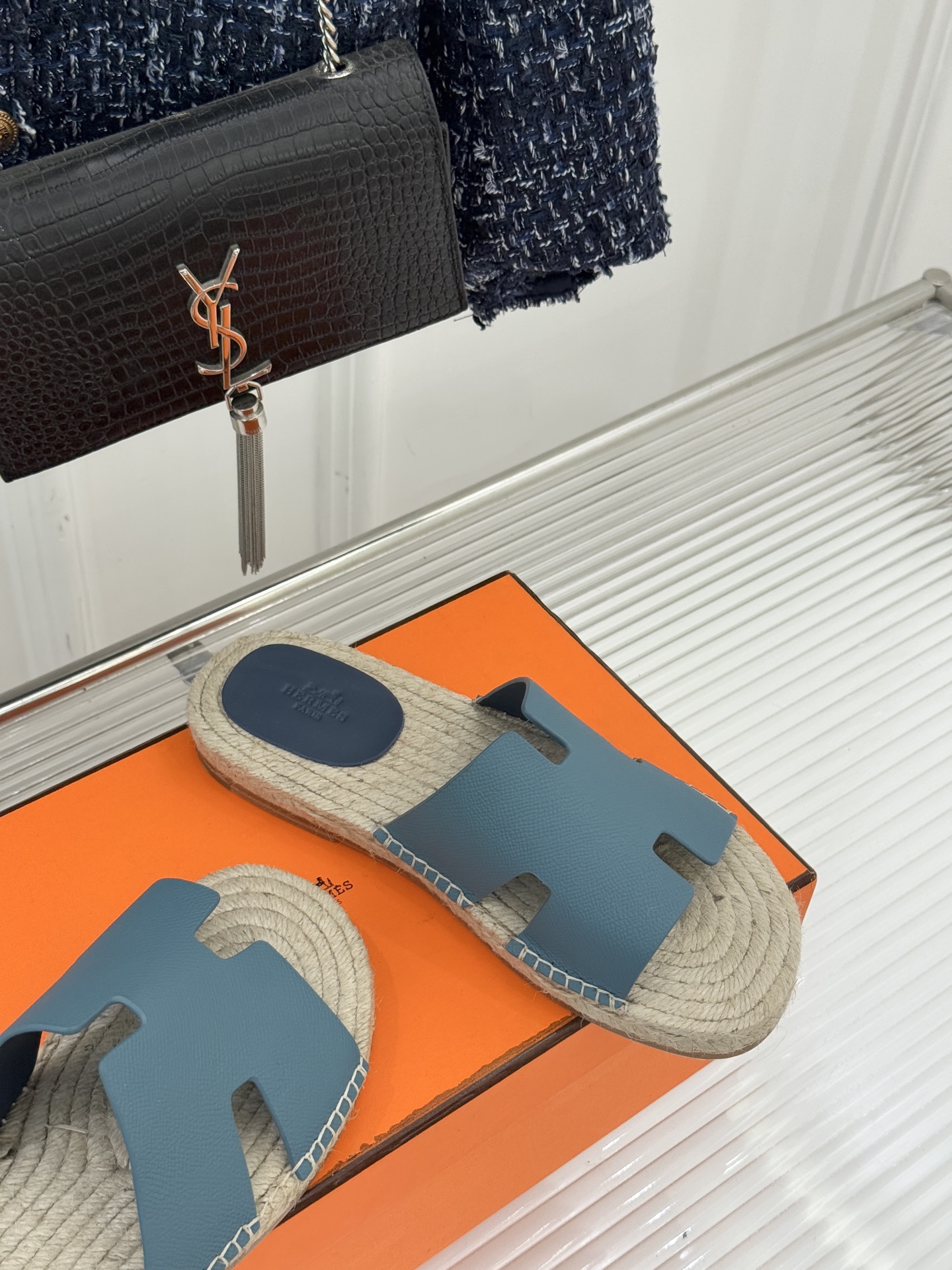 Hermès/爱马仕经典情侣款麻绳底H拖鞋承袭品牌1837年匠艺传承以极简设计诠释永恒优雅。标志性H型镂