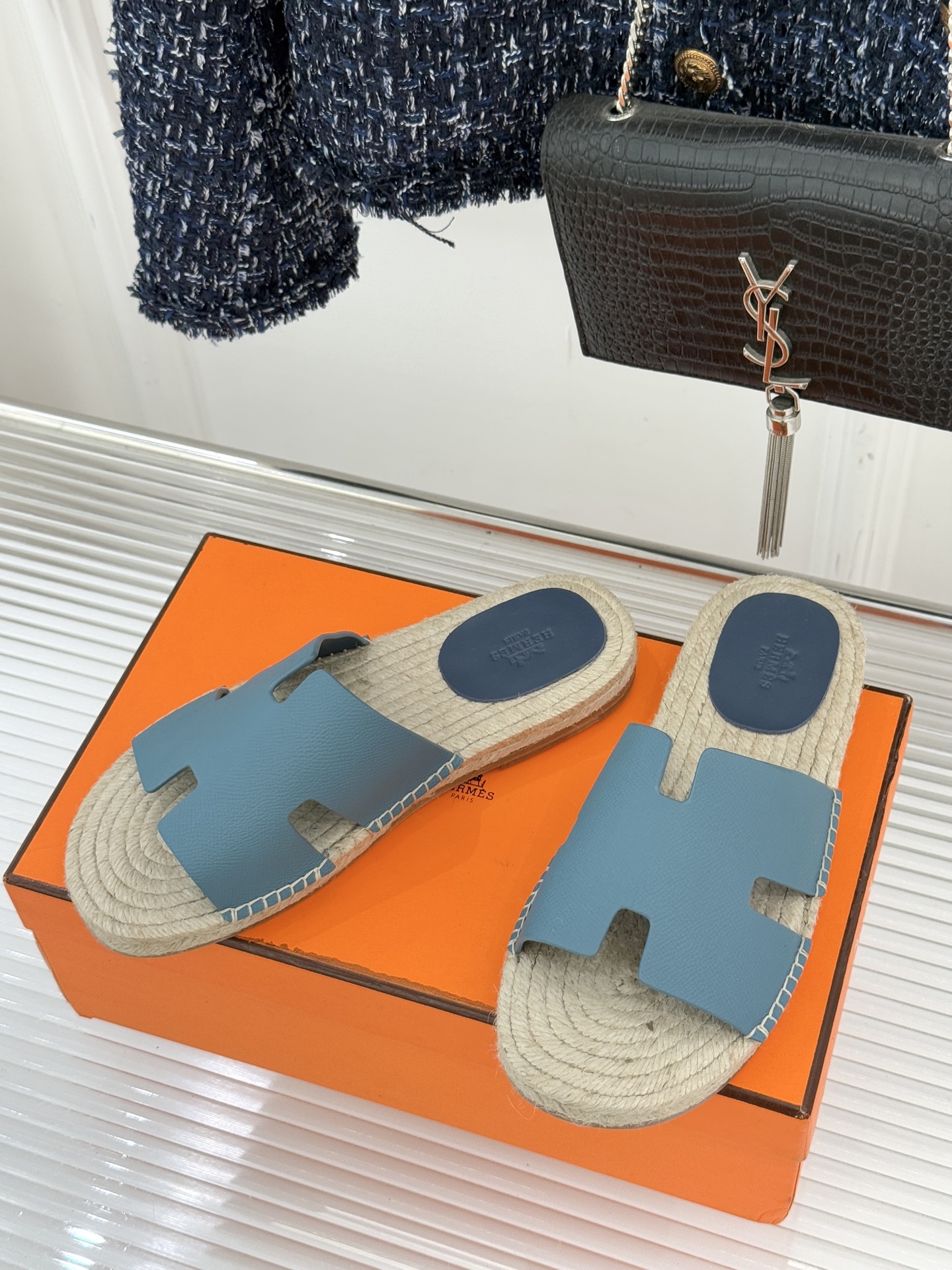 Hermès/爱马仕经典情侣款麻绳底H拖鞋承袭品牌1837年匠艺传承以极简设计诠释永恒优雅。标志性H型镂